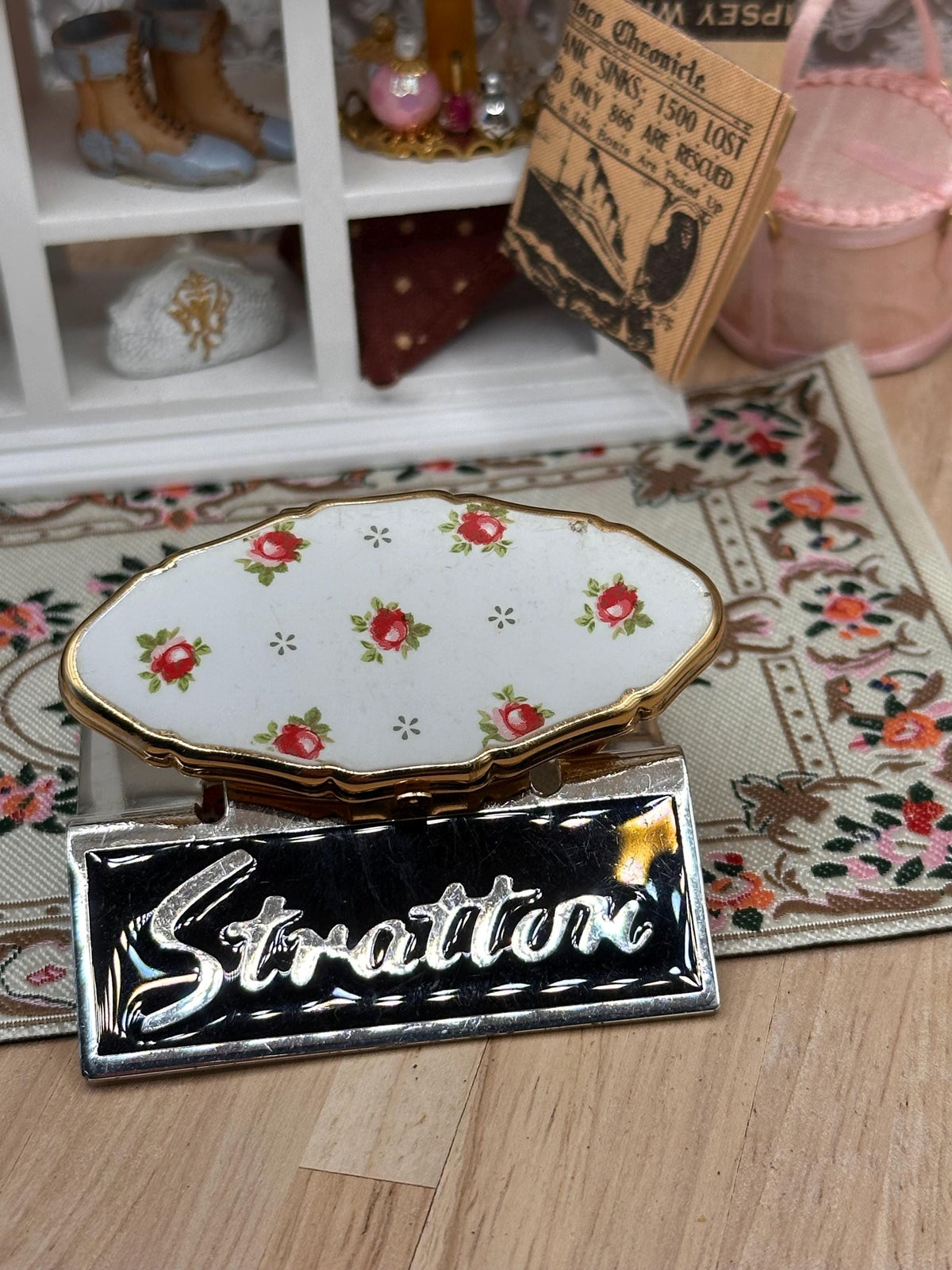 Vintage Stratton Lipview Compact Mirror – Red Rose Floral Design – 6cm