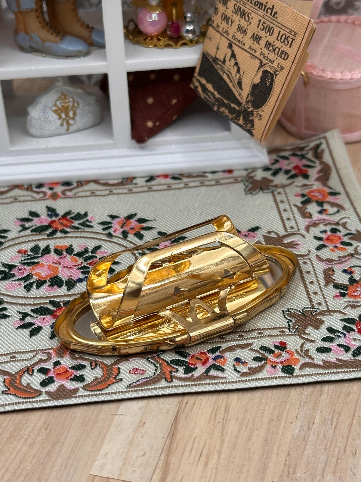Vintage Stratton Lipview Compact Mirror – Red Rose Floral Design – 6cm
