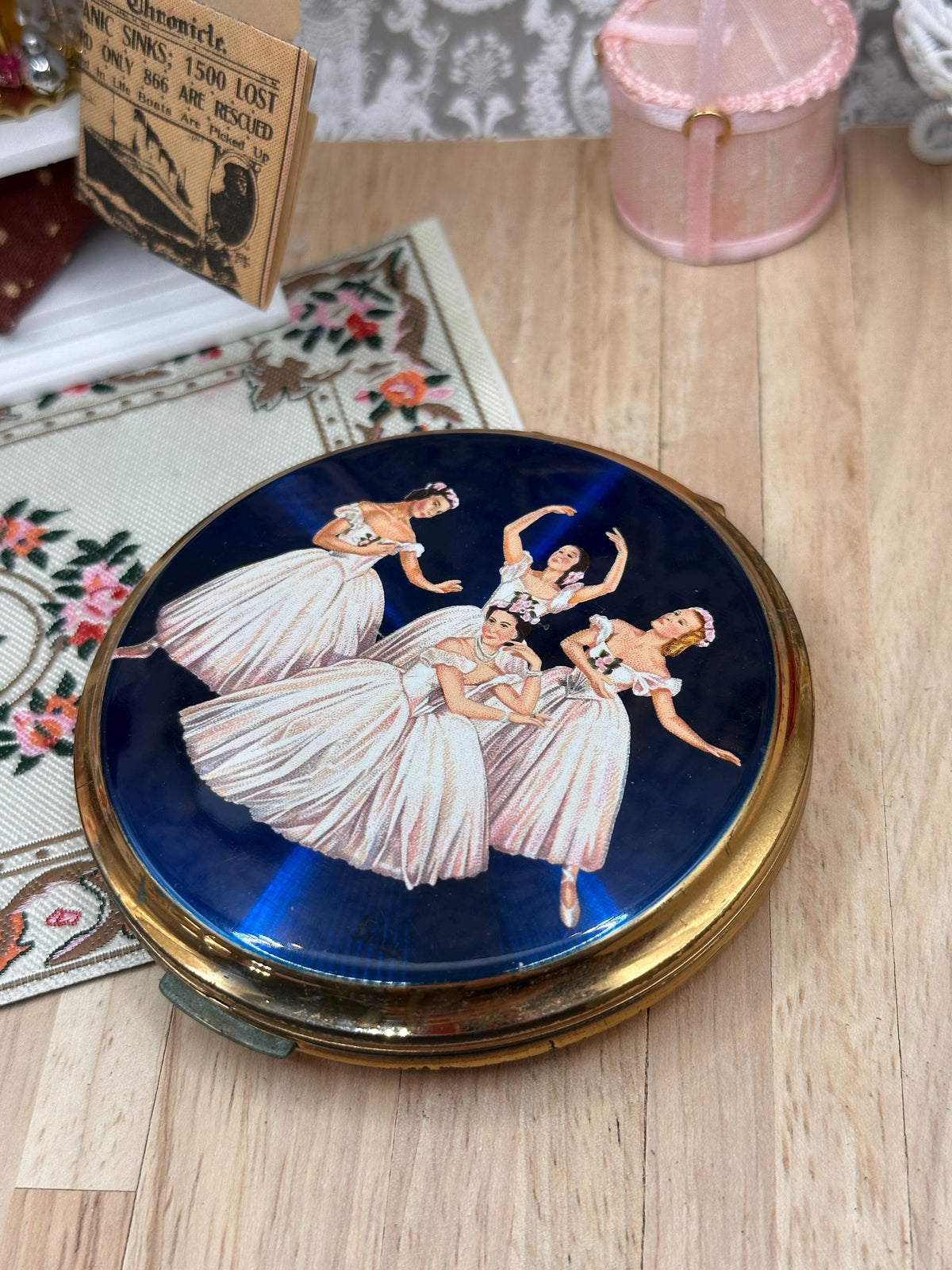 Stratton Baron Pas de Quatre Ballerina Powder Compact 1950s Ballet Dancers 8cm