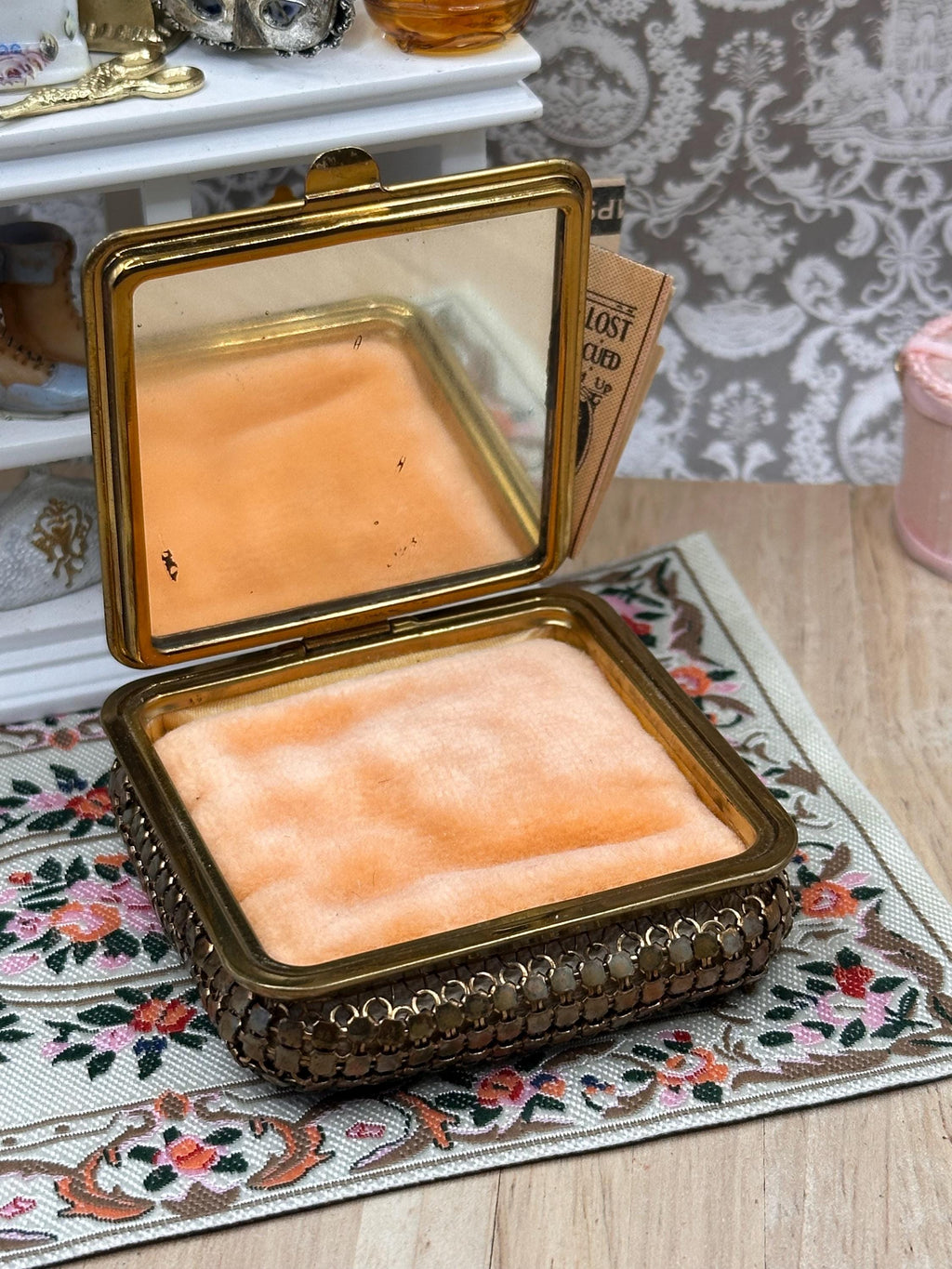 Rare Vintage Rex Fifth Avenue Mesh Powder Compact – Guilloché Pansy Floral Design – Made in USA