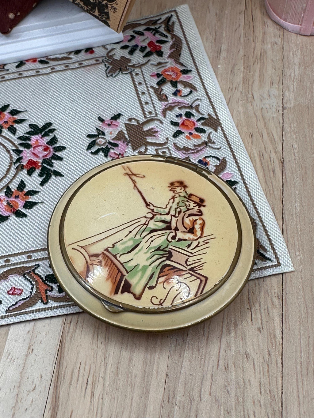Vintage 1920s German ST Marked Art Deco Powder Compact – Enamel Romantic Couple – Rotary Mechanical Sifter
