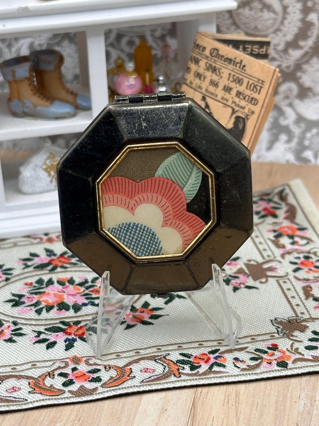 1930s Art Deco Seventeen Maison Jeurelle Powder Compact – Floral Design – Original Puff & Powder