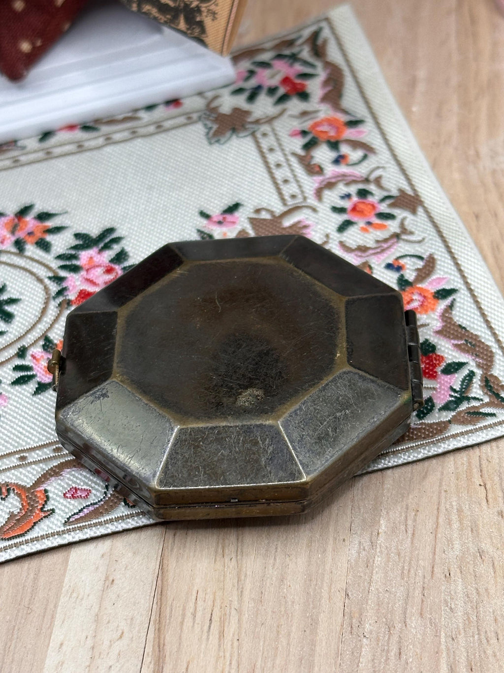 1930s Art Deco Seventeen Maison Jeurelle Powder Compact – Floral Design – Original Puff & Powder