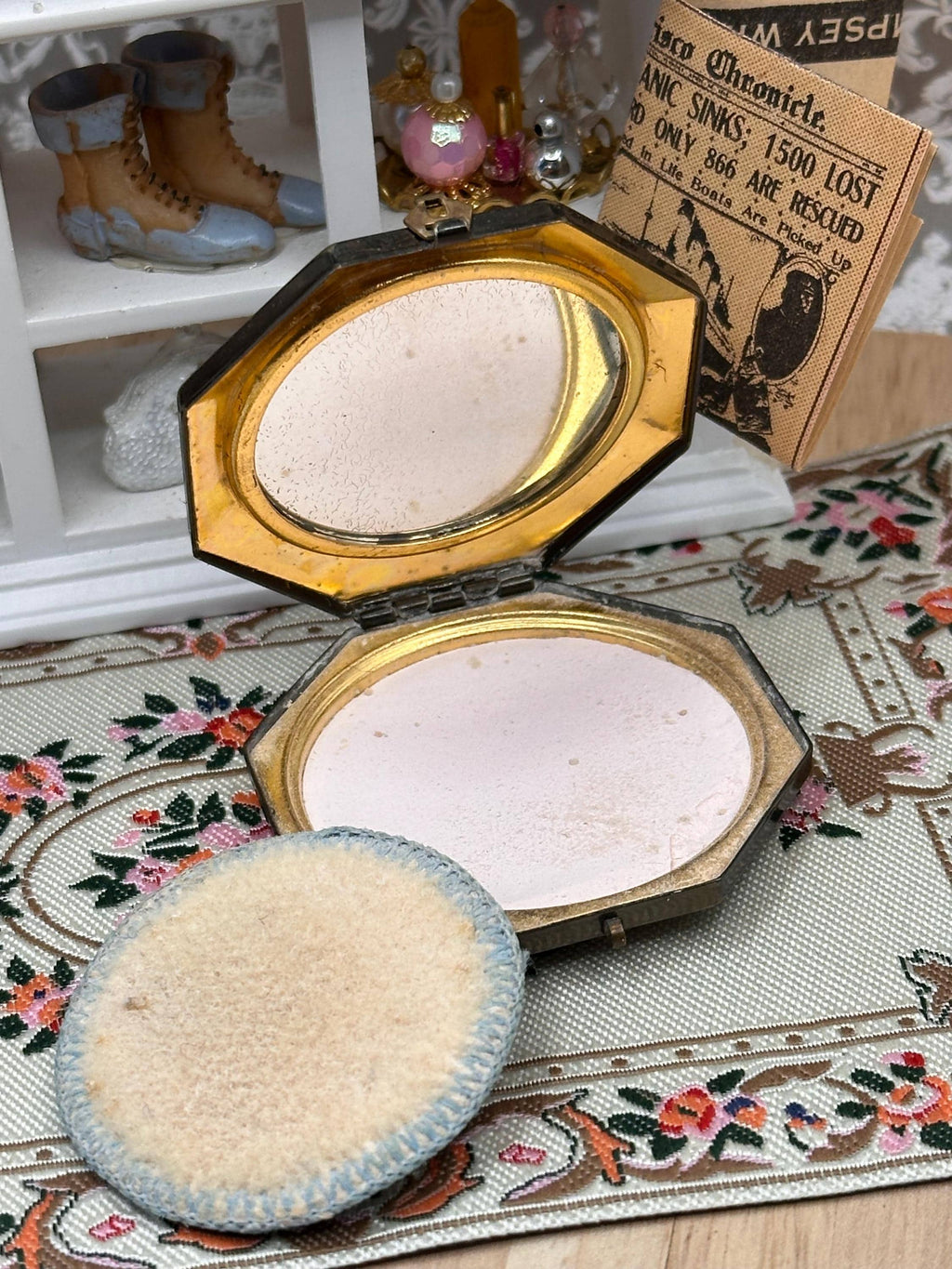 1930s Art Deco Seventeen Maison Jeurelle Powder Compact – Floral Design – Original Puff & Powder