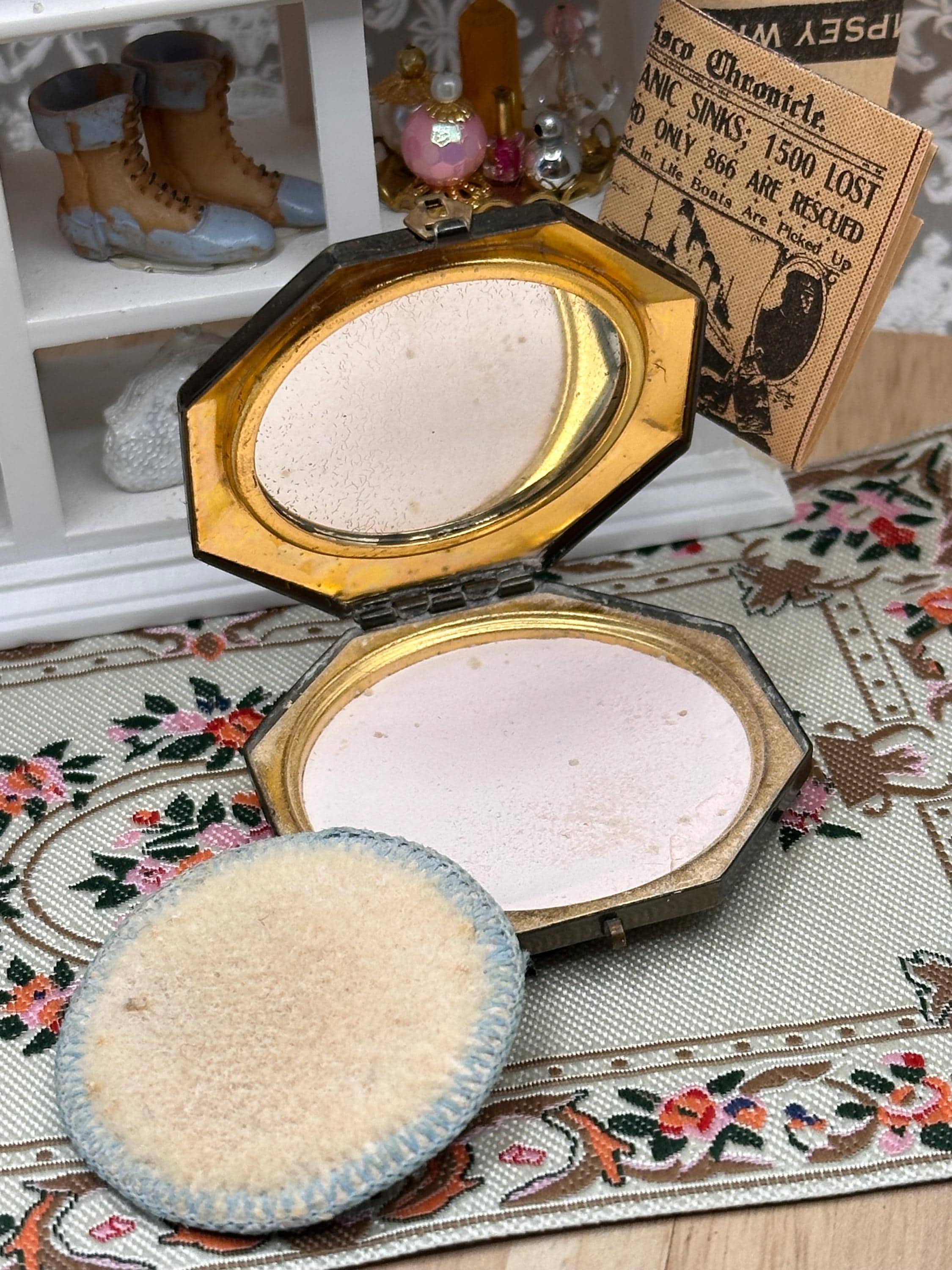 1930s Art Deco Seventeen Maison Jeurelle Powder Compact – Floral Design – Original Puff & Powder