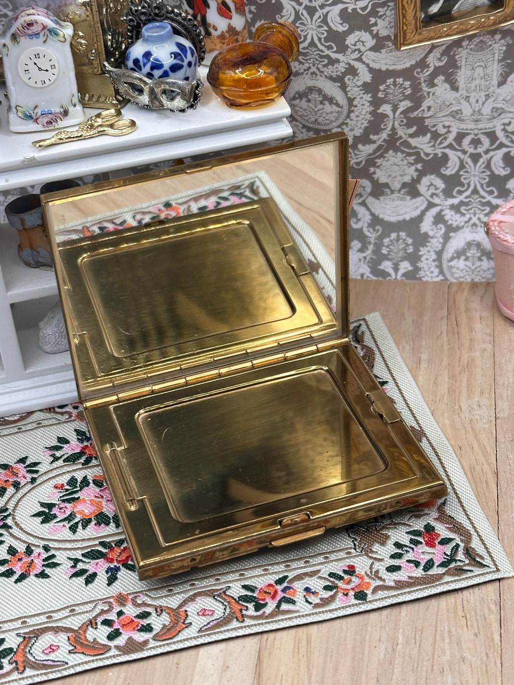 Vintage Italian Florentine Leather Powder Compact – Black & Gold Tooled Design – 1940s 1950s