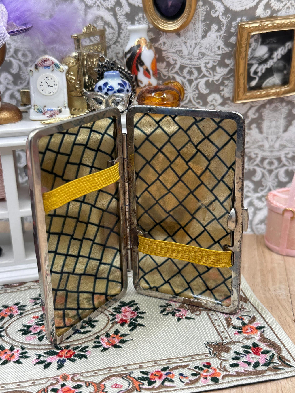 Vintage 1940s 1950s Cigarette Case – Gold Pearlescent Early Plastic & Black Lattice – 8cm