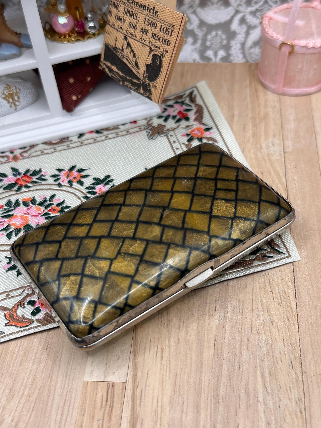Vintage 1940s 1950s Cigarette Case – Gold Pearlescent Early Plastic & Black Lattice – 8cm