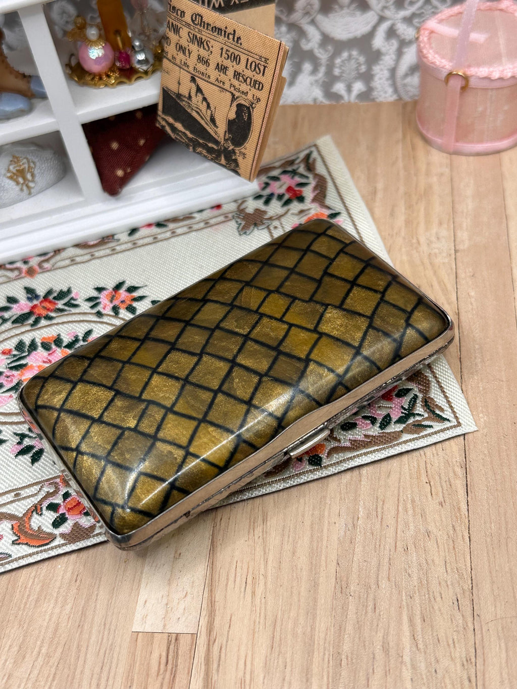 Vintage 1940s 1950s Cigarette Case – Gold Pearlescent Early Plastic & Black Lattice – 8cm