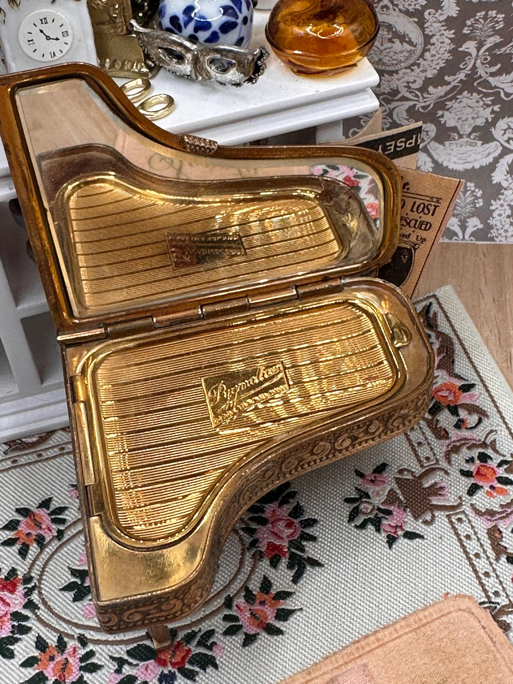 Vintage 1950s Pygmalion Sonata No. 21 Grand Piano Powder Compact – Original Puff & Sifter