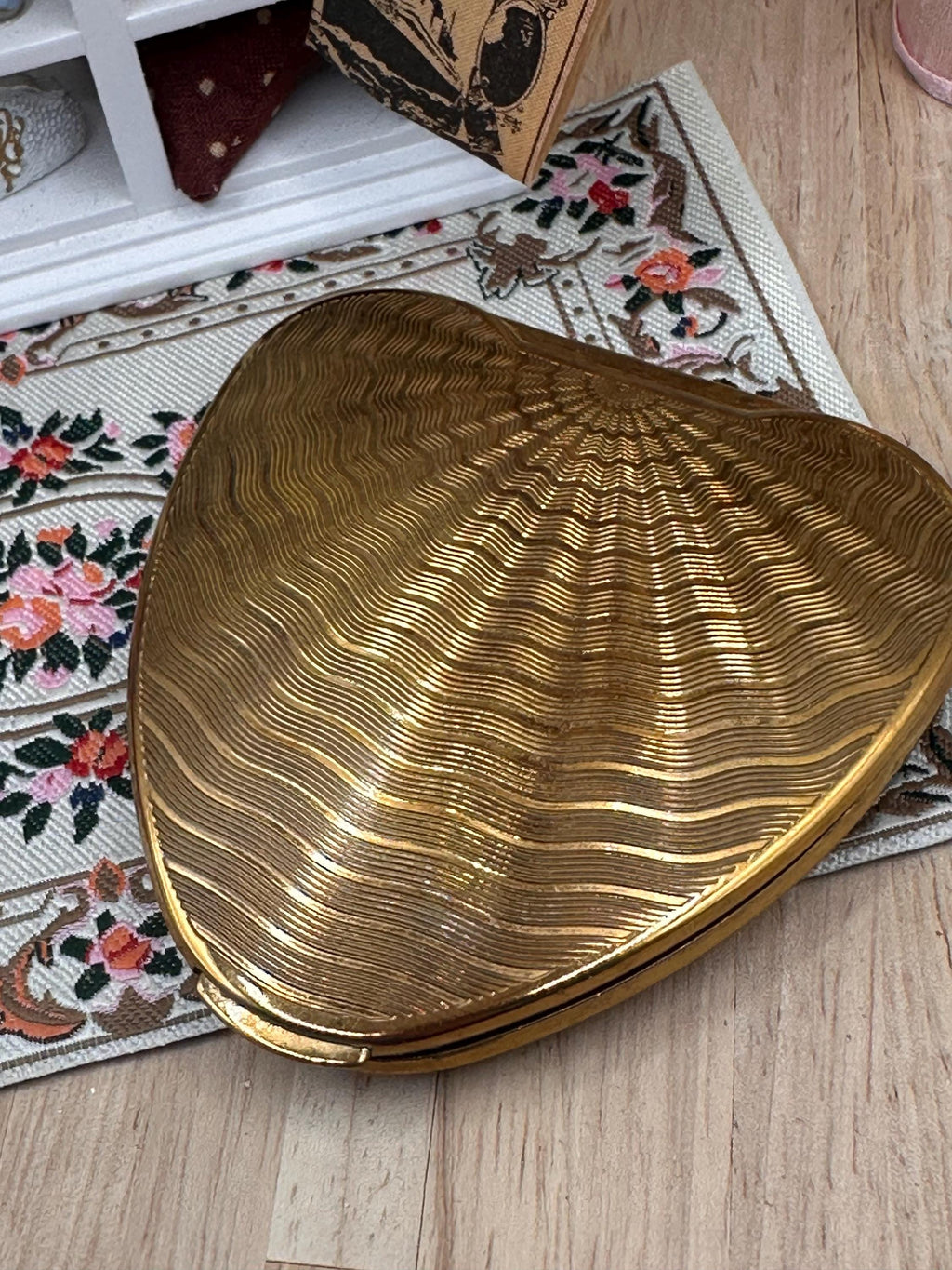Vintage Kigu Chérie Heart Shaped Powder Compact – Gold Tone Engine Turned – 1950s/60s