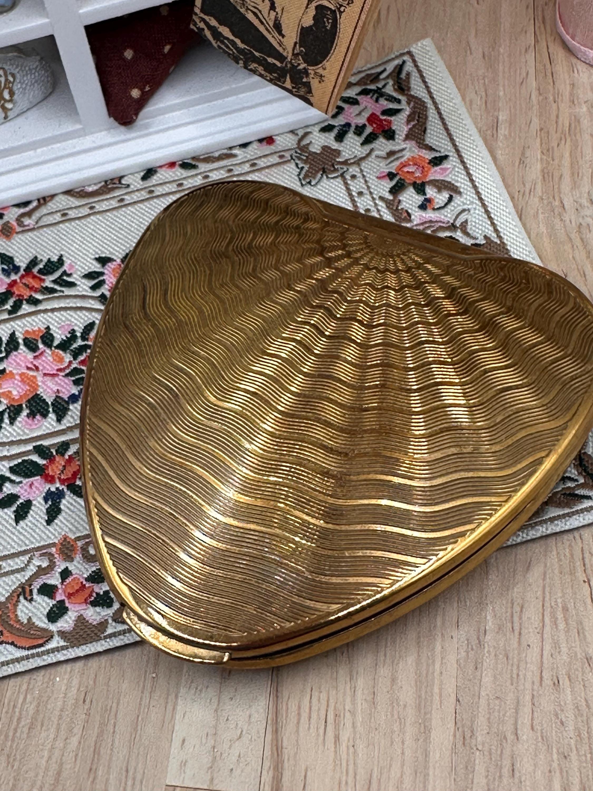 Vintage Kigu Chérie Heart Shaped Powder Compact – Gold Tone Engine Turned – 1950s/60s
