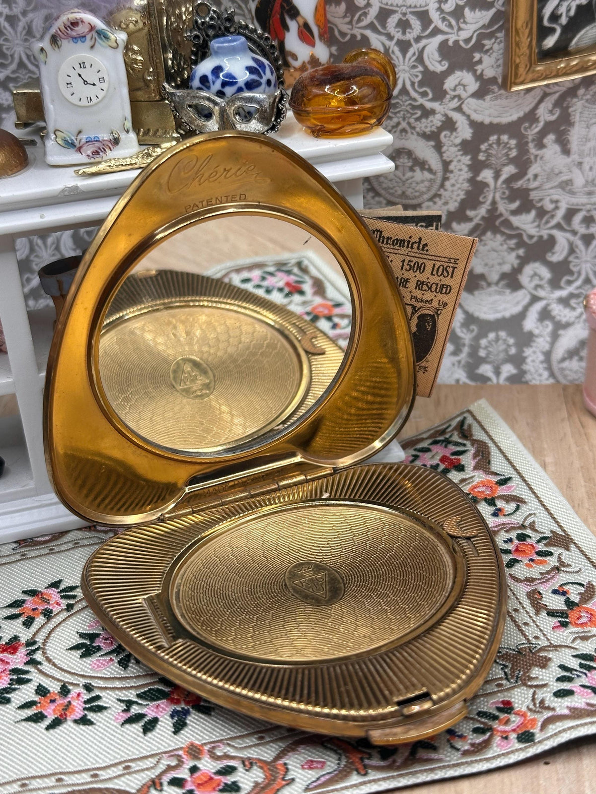 Vintage Kigu Chérie Heart Shaped Powder Compact – Gold Tone Engine Turned – 1950s/60s