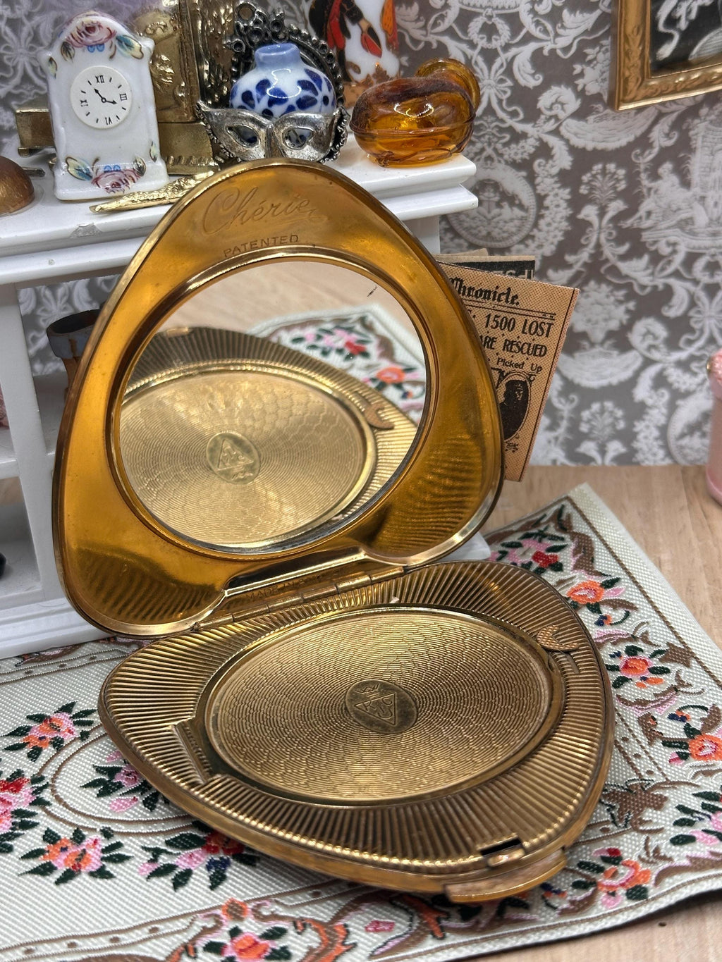 Vintage Kigu Chérie Heart Shaped Powder Compact – Gold Tone Engine Turned – 1950s/60s