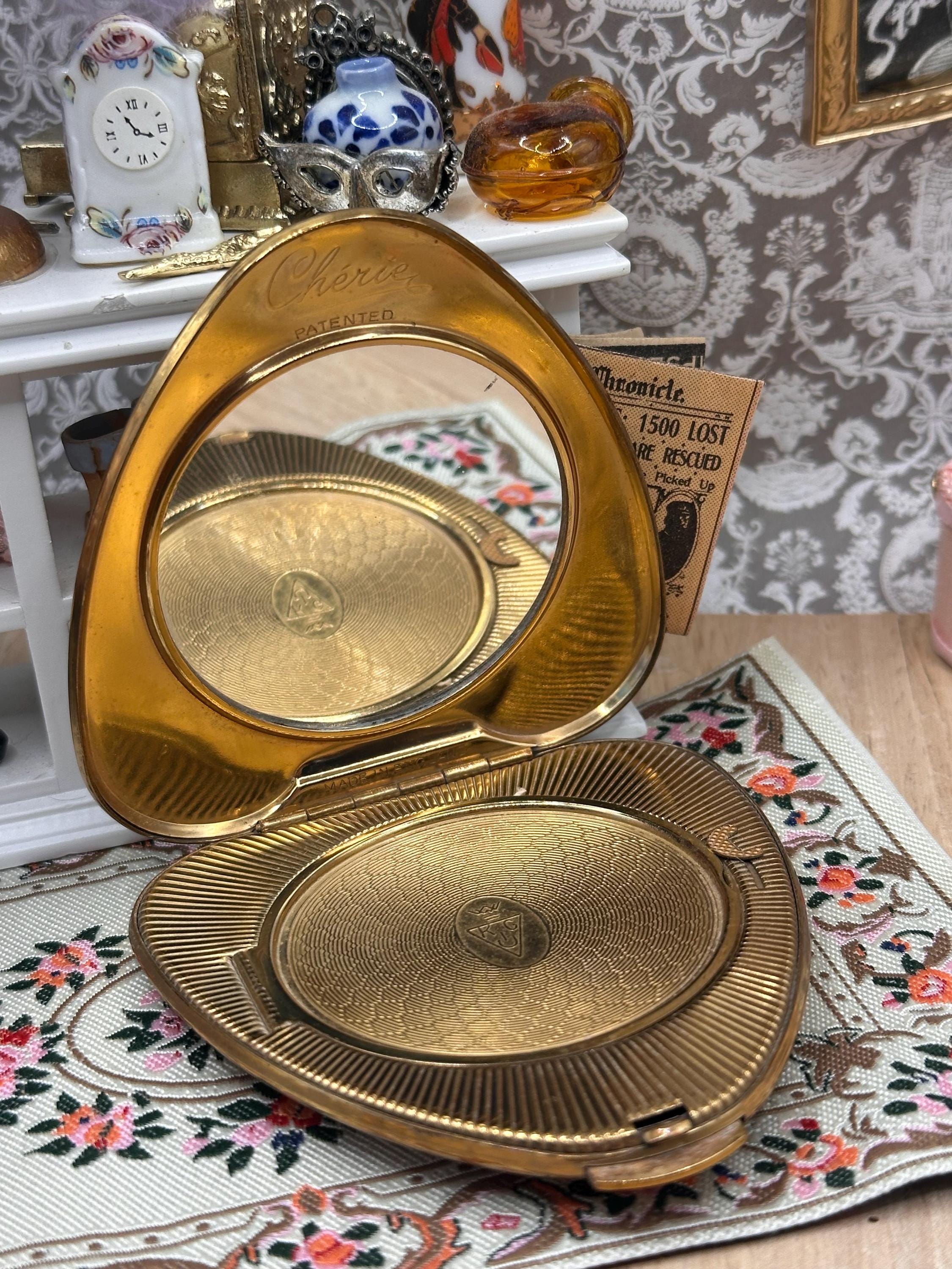 Vintage Kigu Chérie Heart Shaped Powder Compact – Gold Tone Engine Turned – 1950s/60s