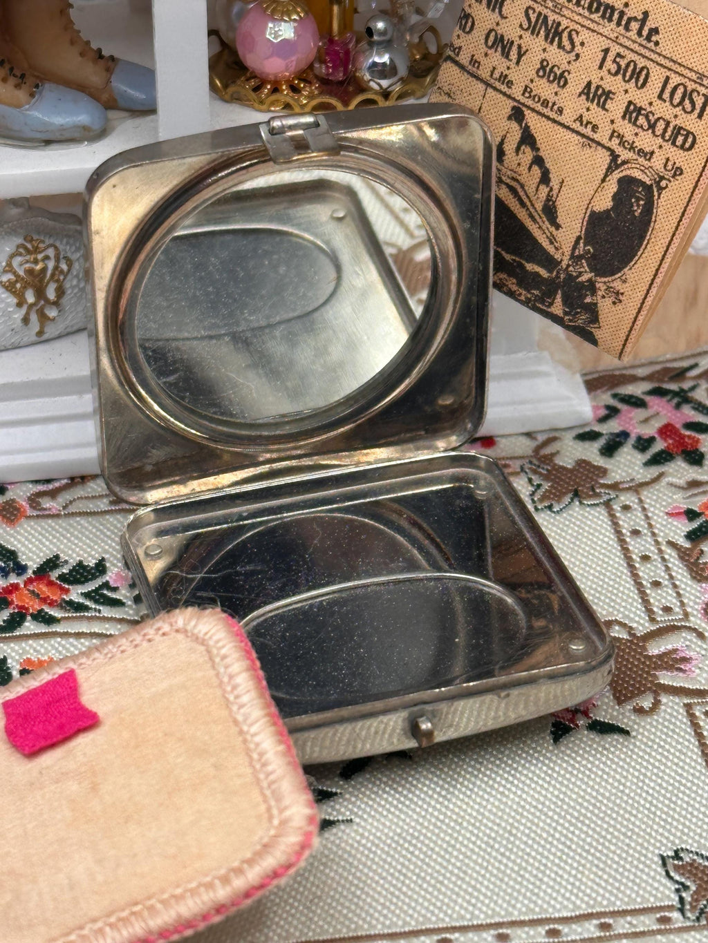 Vintage Richard Hudnut DuBarry Miniature Powder Compact – Art Deco Spider Web – 1920s/30s – 4cm