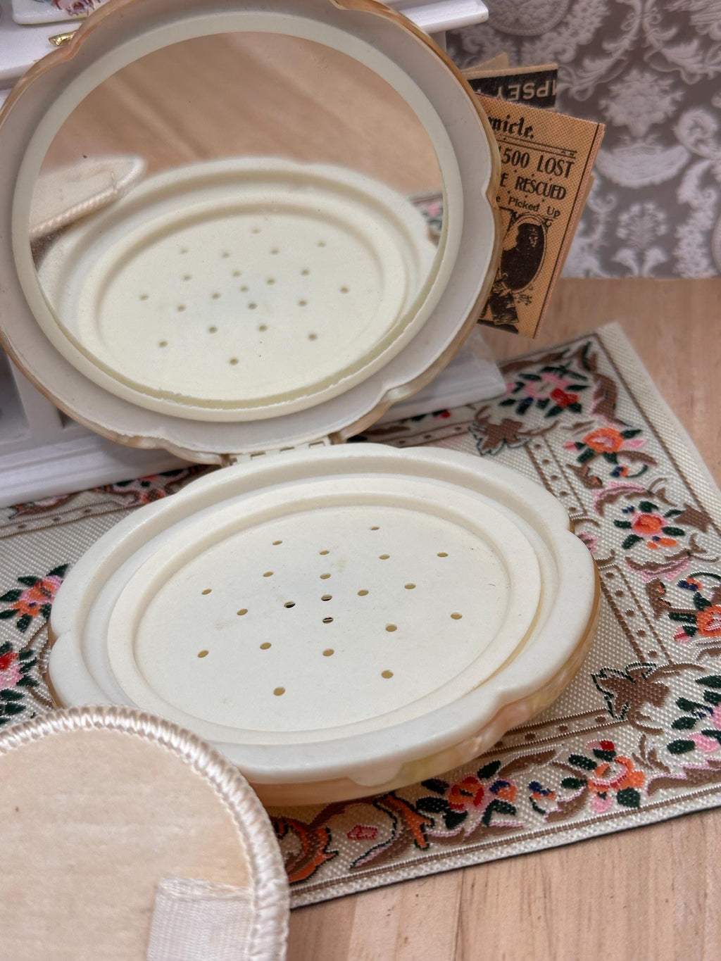Vintage Japanese Scottie Dog Powder Compact – Pearlescent Celluloid – Near Mint – 1940s/50s