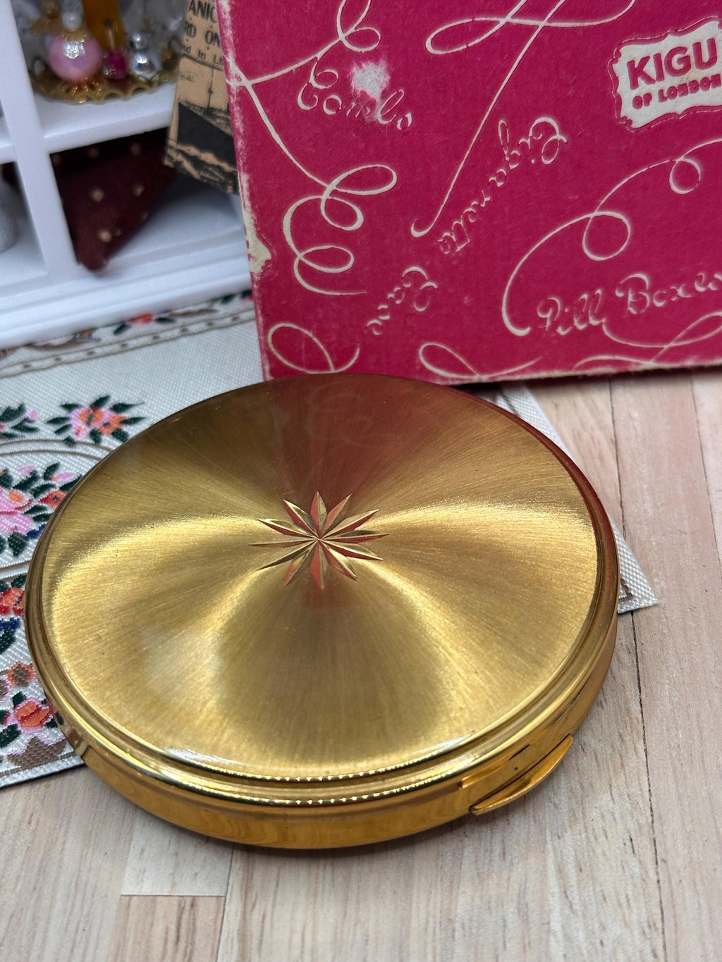Vintage Kigu of London Gold Powder Compact – Starburst Design – Boxed Complete 8cm