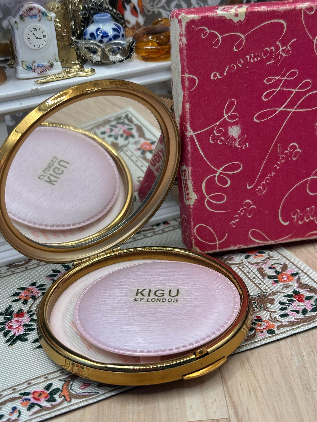 Vintage Kigu of London Gold Powder Compact – Starburst Design – Boxed Complete 8cm