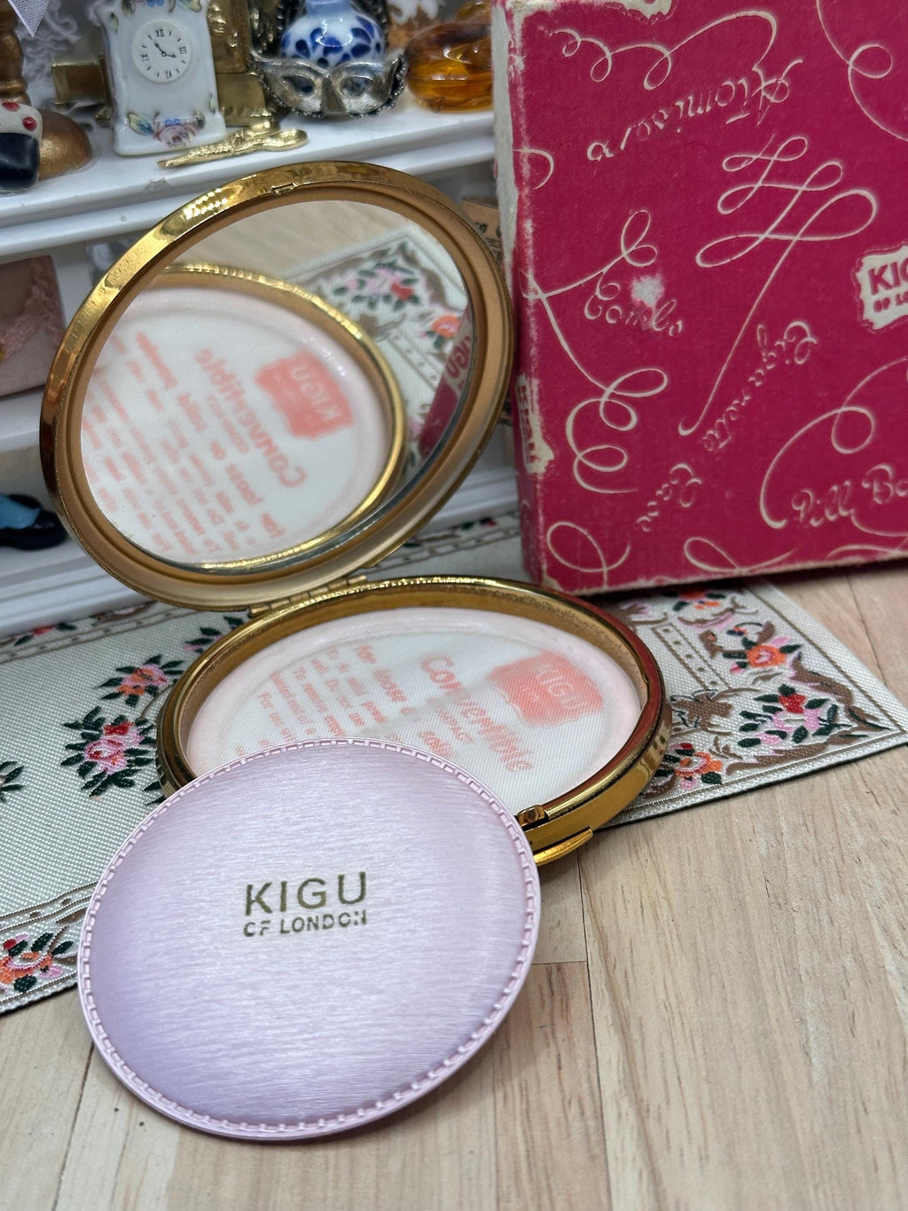 Vintage Kigu of London Gold Powder Compact – Starburst Design – Boxed Complete 8cm