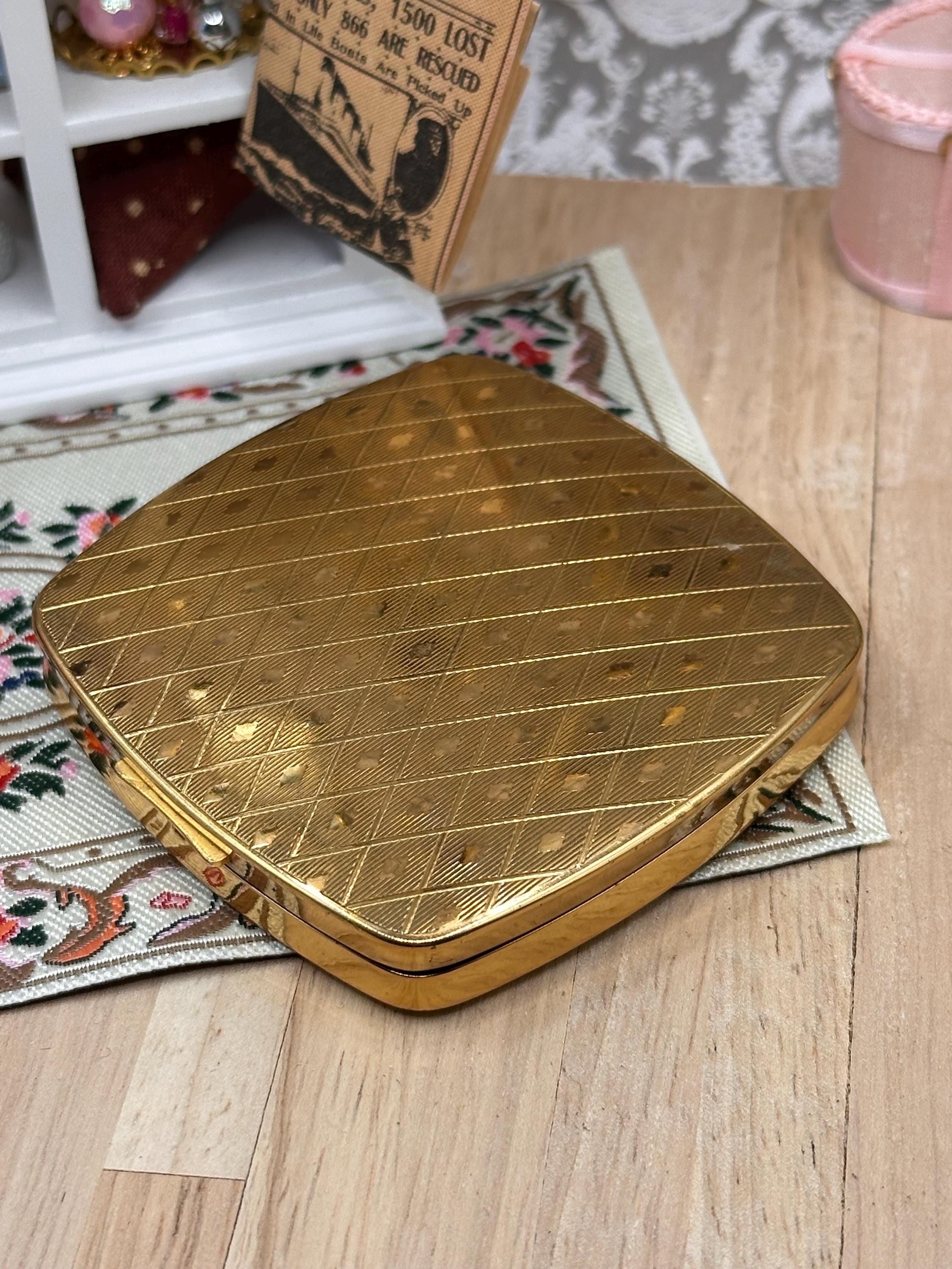 Vintage 1950s Regent of London Powder Compact – Mustard Marbled Gold Medallion 7cm