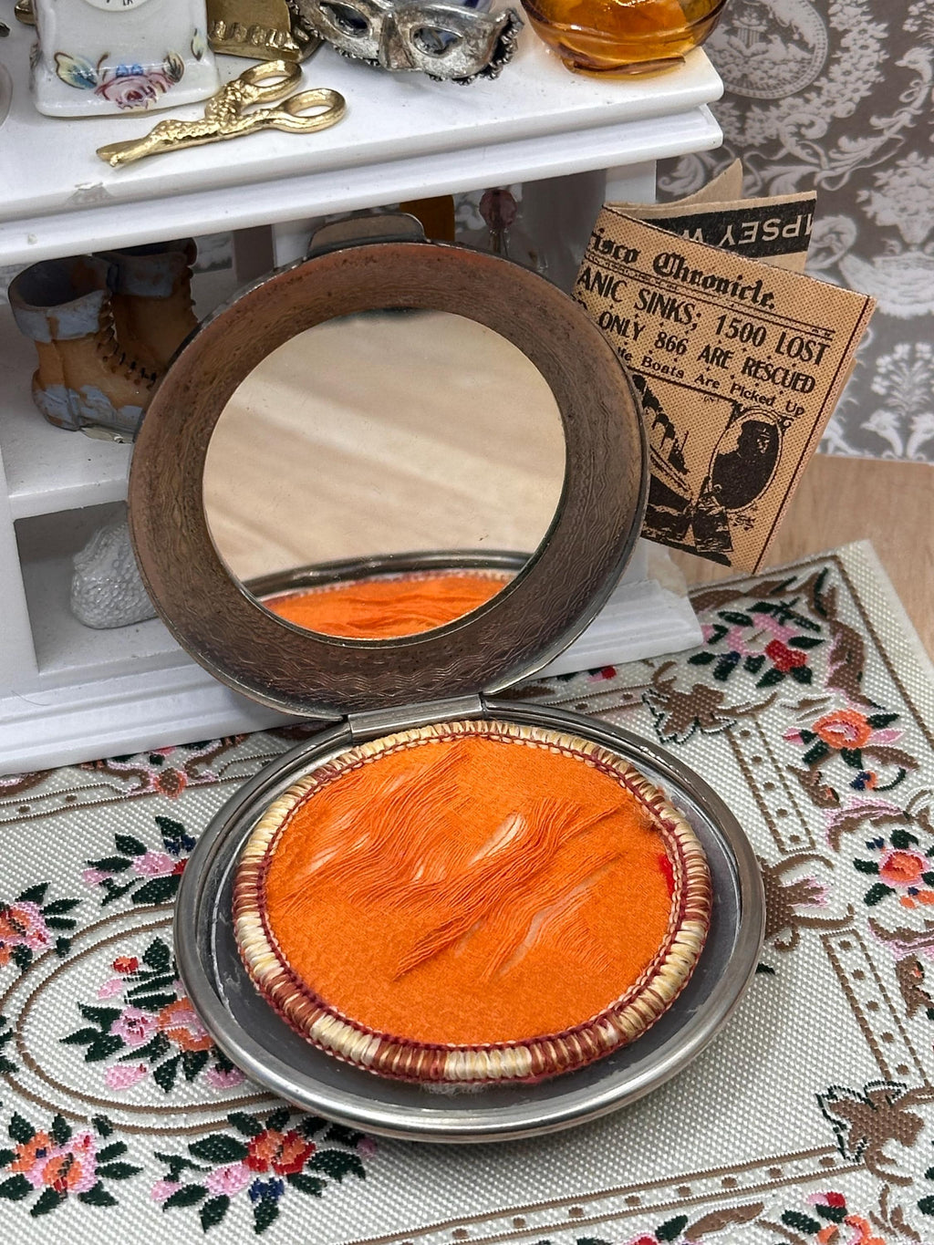 Vintage 1920s Richard Hudnut Art Deco Silver Tone Domed Powder Compact – Original Orange Silk Puff
