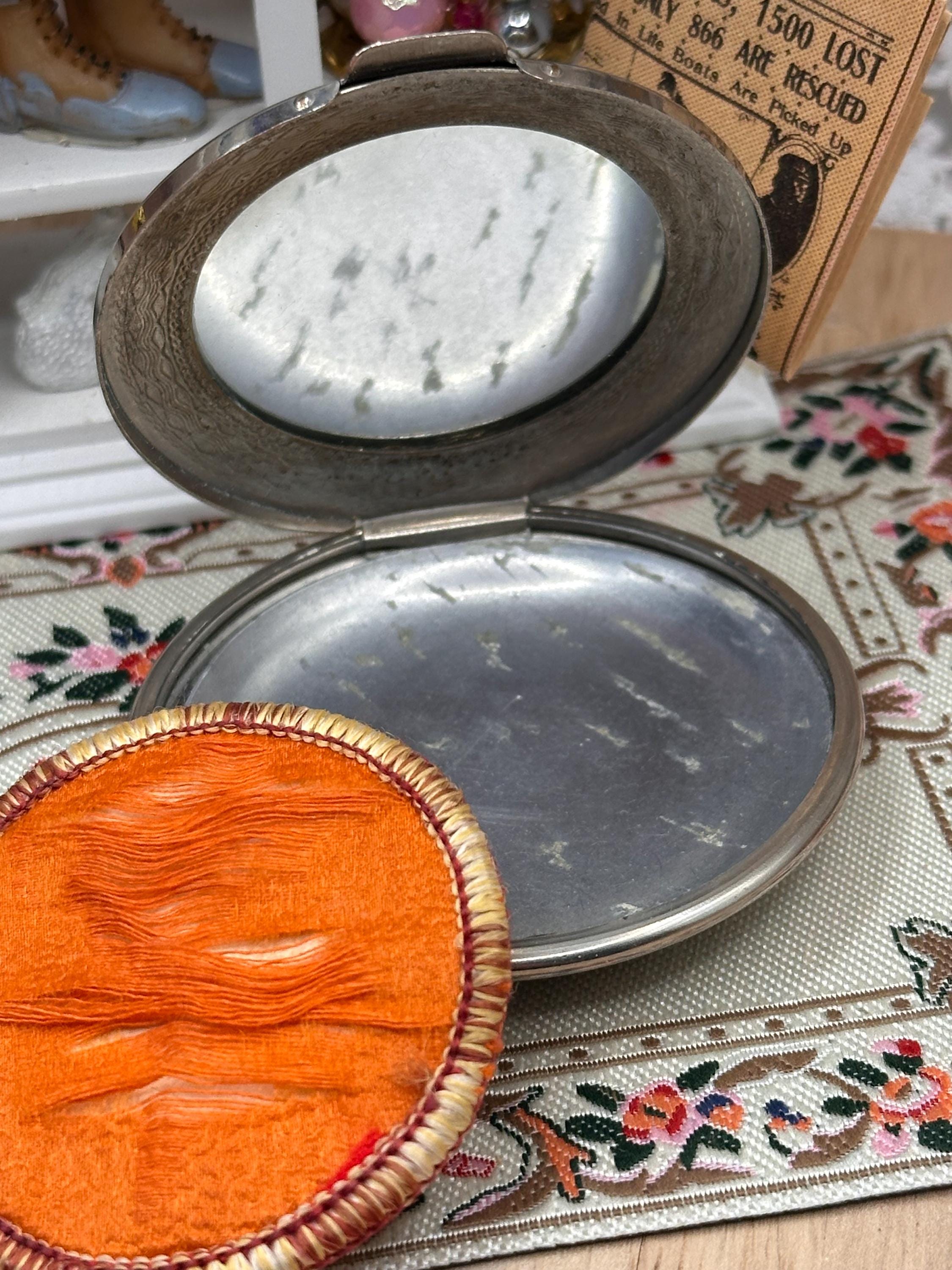 Vintage 1920s Richard Hudnut Art Deco Silver Tone Domed Powder Compact – Original Orange Silk Puff