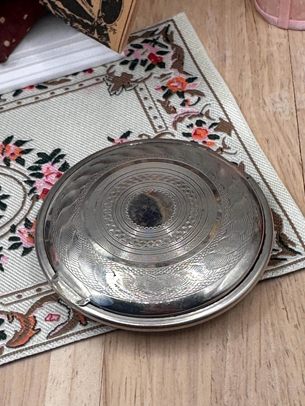 Vintage 1920s Richard Hudnut Art Deco Silver Tone Domed Powder Compact – Original Orange Silk Puff