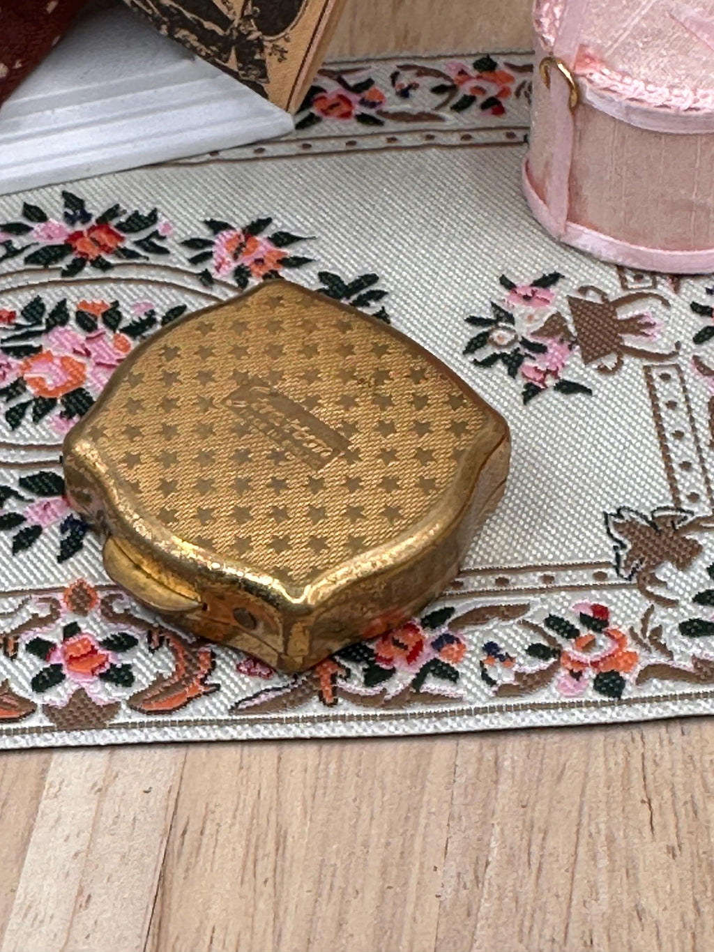 Vintage Stratton Gold Tone Pill Box – Engine Turned Design 4cm