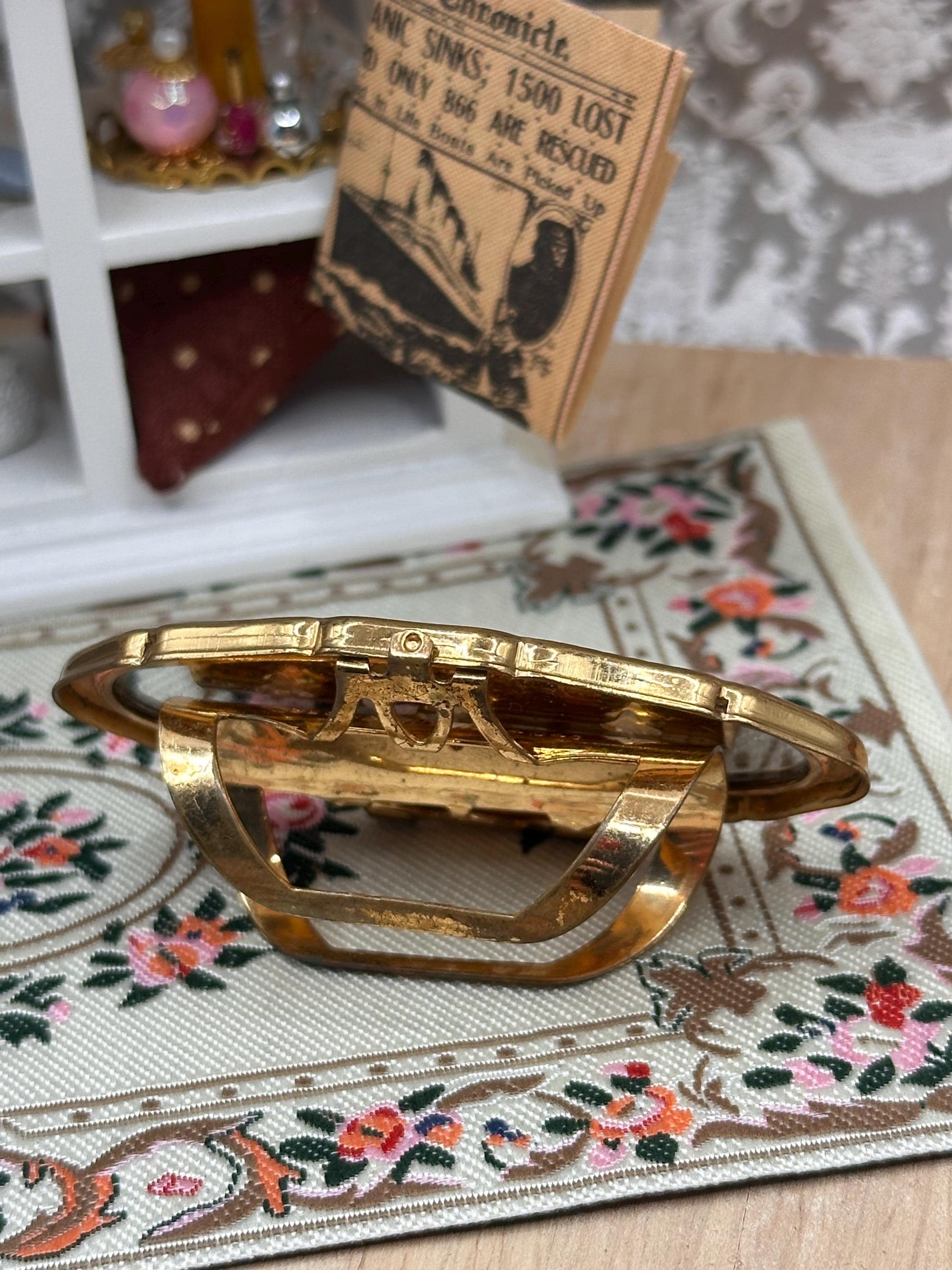 Vintage Stratton Lip View Folding Handbag Mirror Gold Tone Engine Turned 6cm