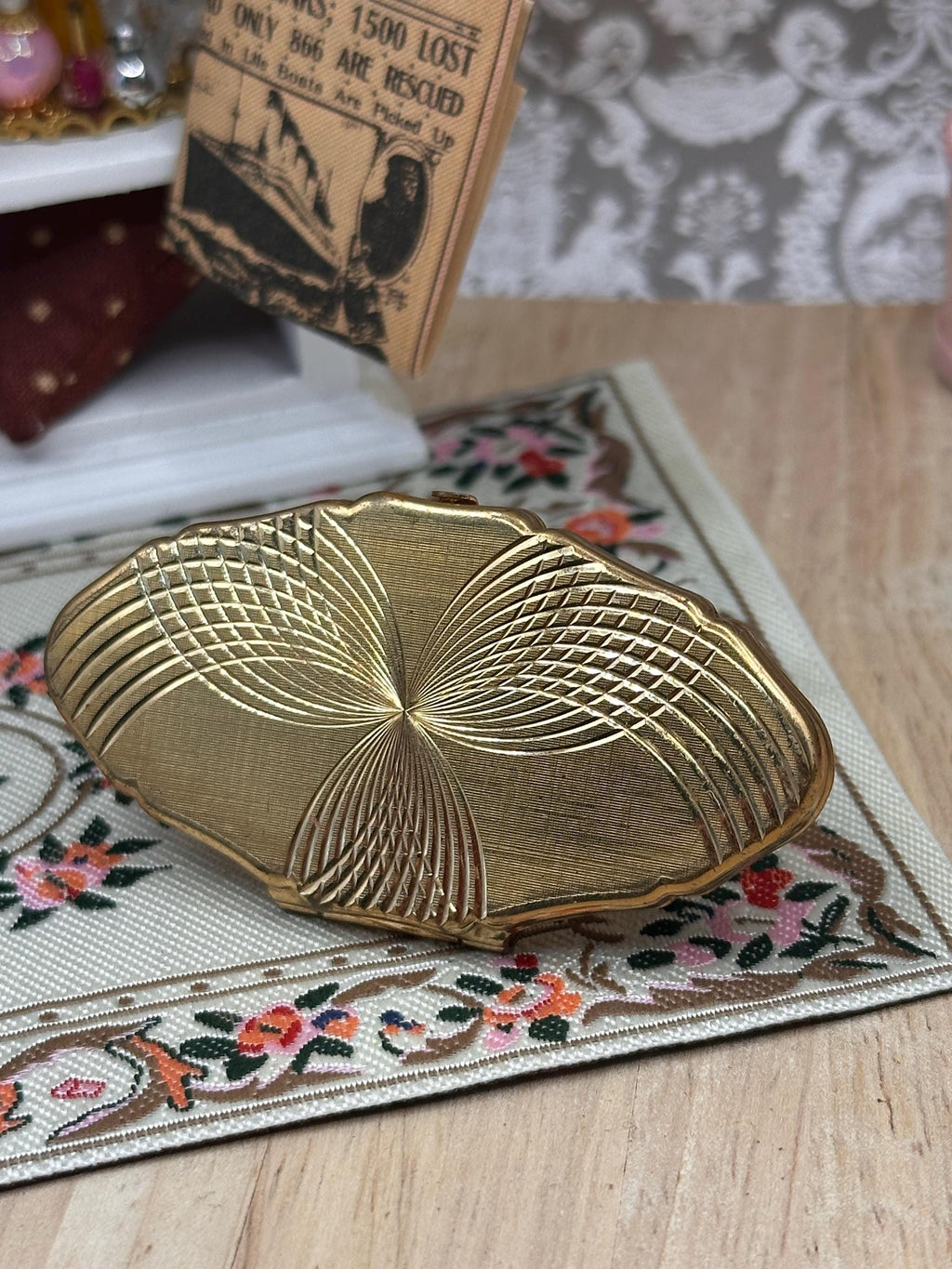 Vintage Stratton Lip View Folding Handbag Mirror Gold Tone Engine Turned 6cm