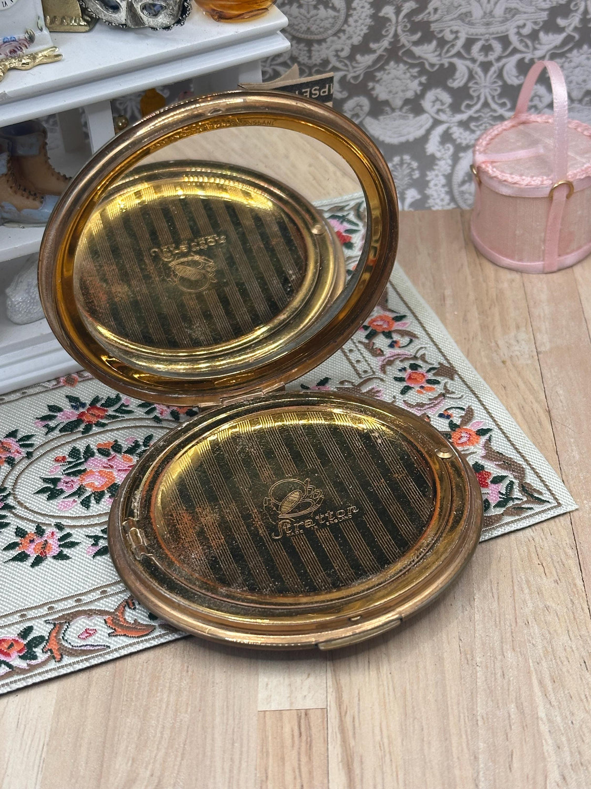 Vintage 1950s Stratton Lucky Charm Powder Compact – Love Letter Keys Horseshoe Bird 7.5cm
