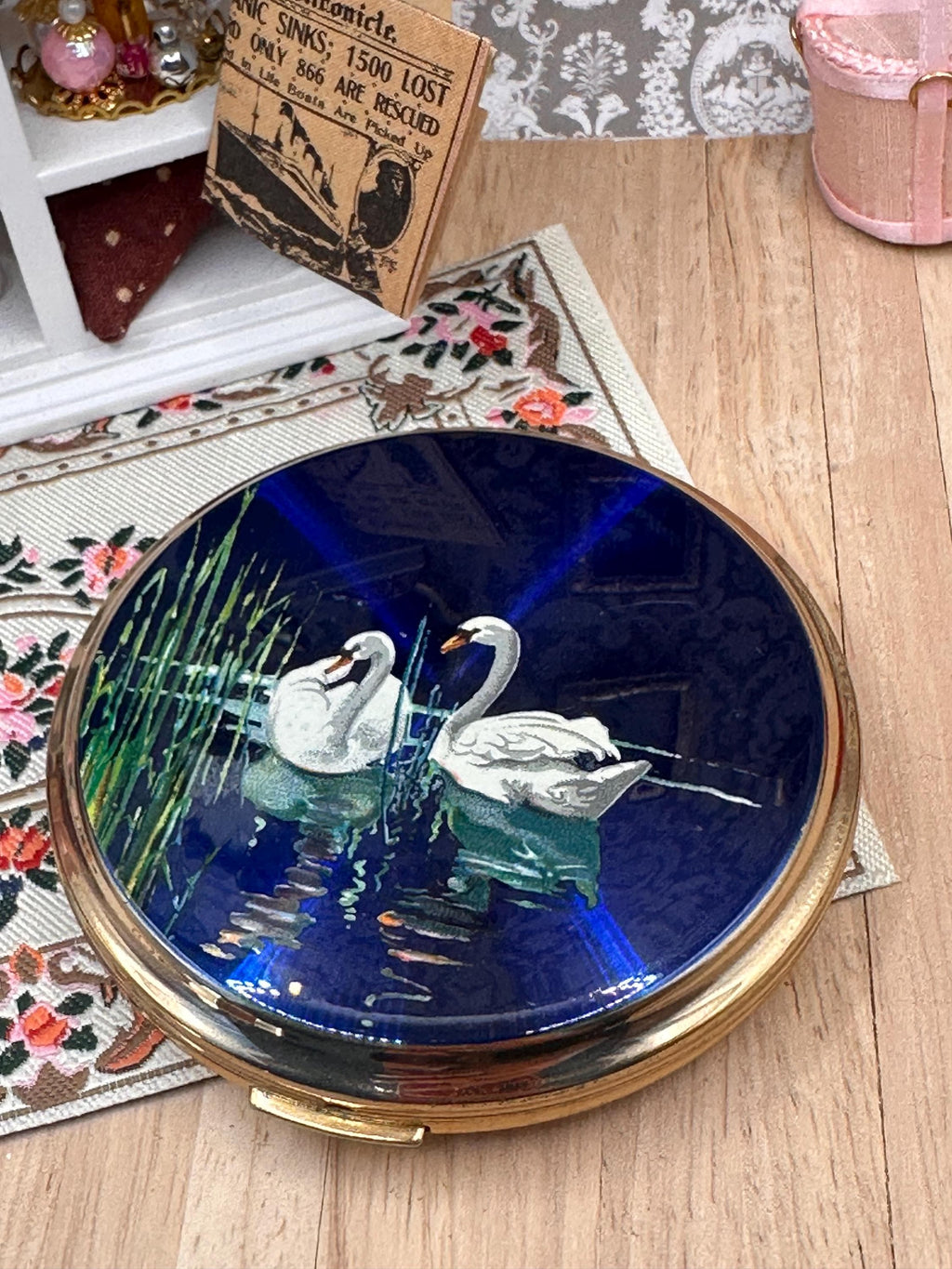 Vintage 1950s Stratton Convertible Powder Compact – Cobalt Blue Swans & Reeds – 8cm