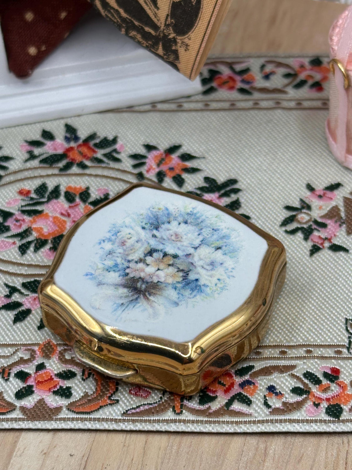Vintage Stratton Pastel Blue Floral Pill Box – Gold Tone 4cm