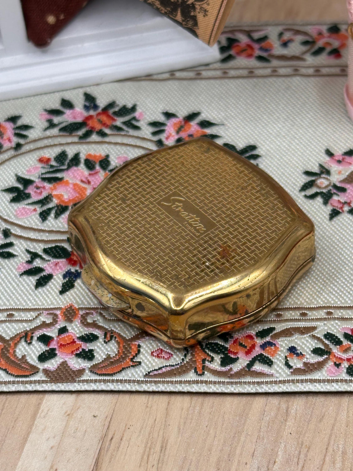 Vintage Stratton Pastel Blue Floral Pill Box – Gold Tone 4cm