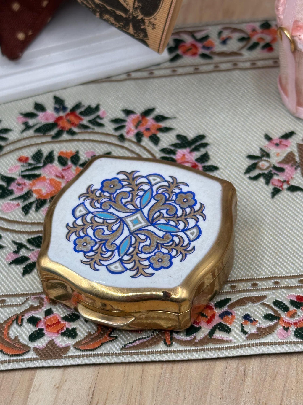 Vintage Stratton Blue and Gold Floral Pill Box – Ornate 4cm