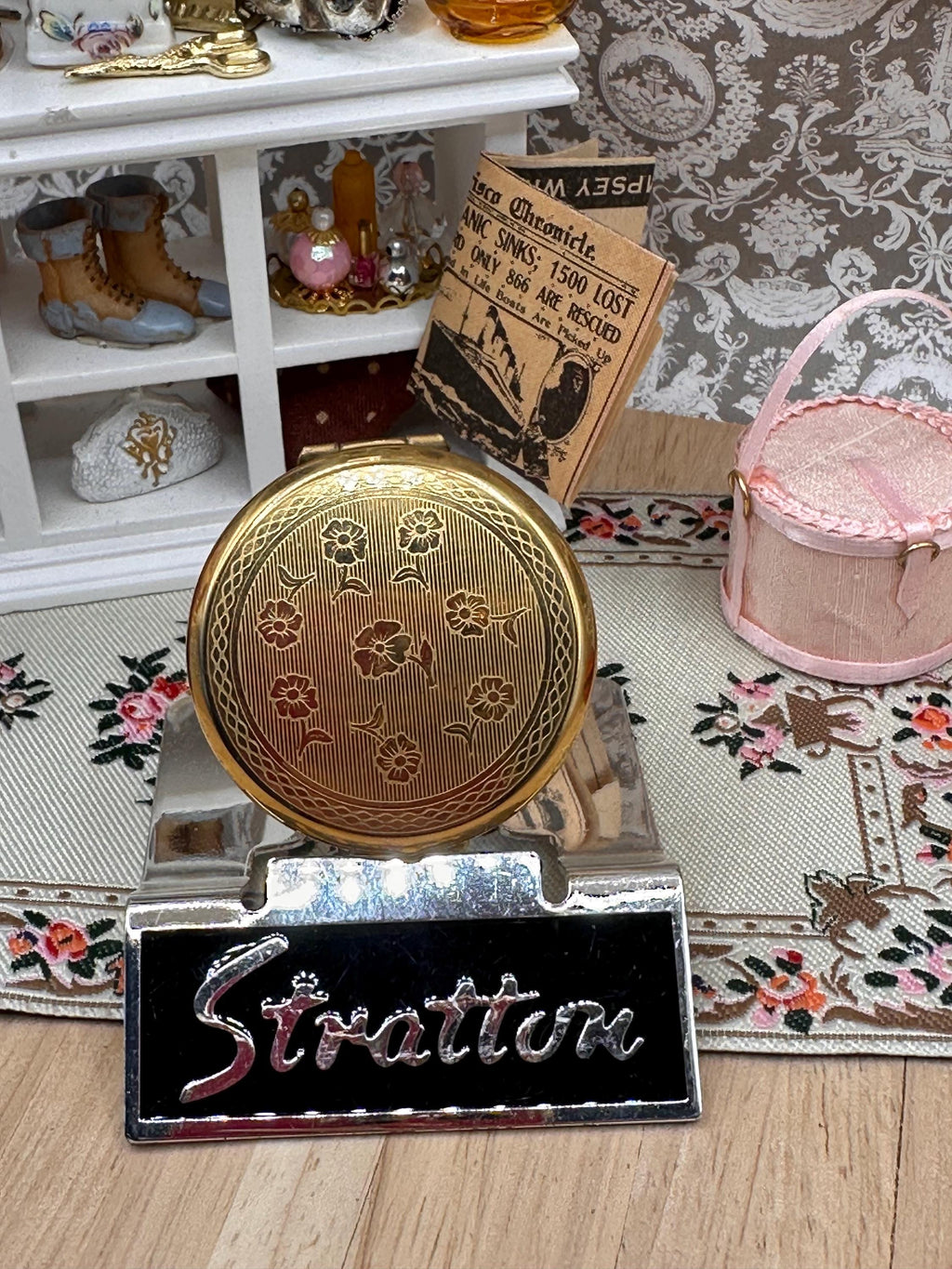 Vintage 1970s Stratton Engraved Floral Pill Box – Gold Tone 4cm