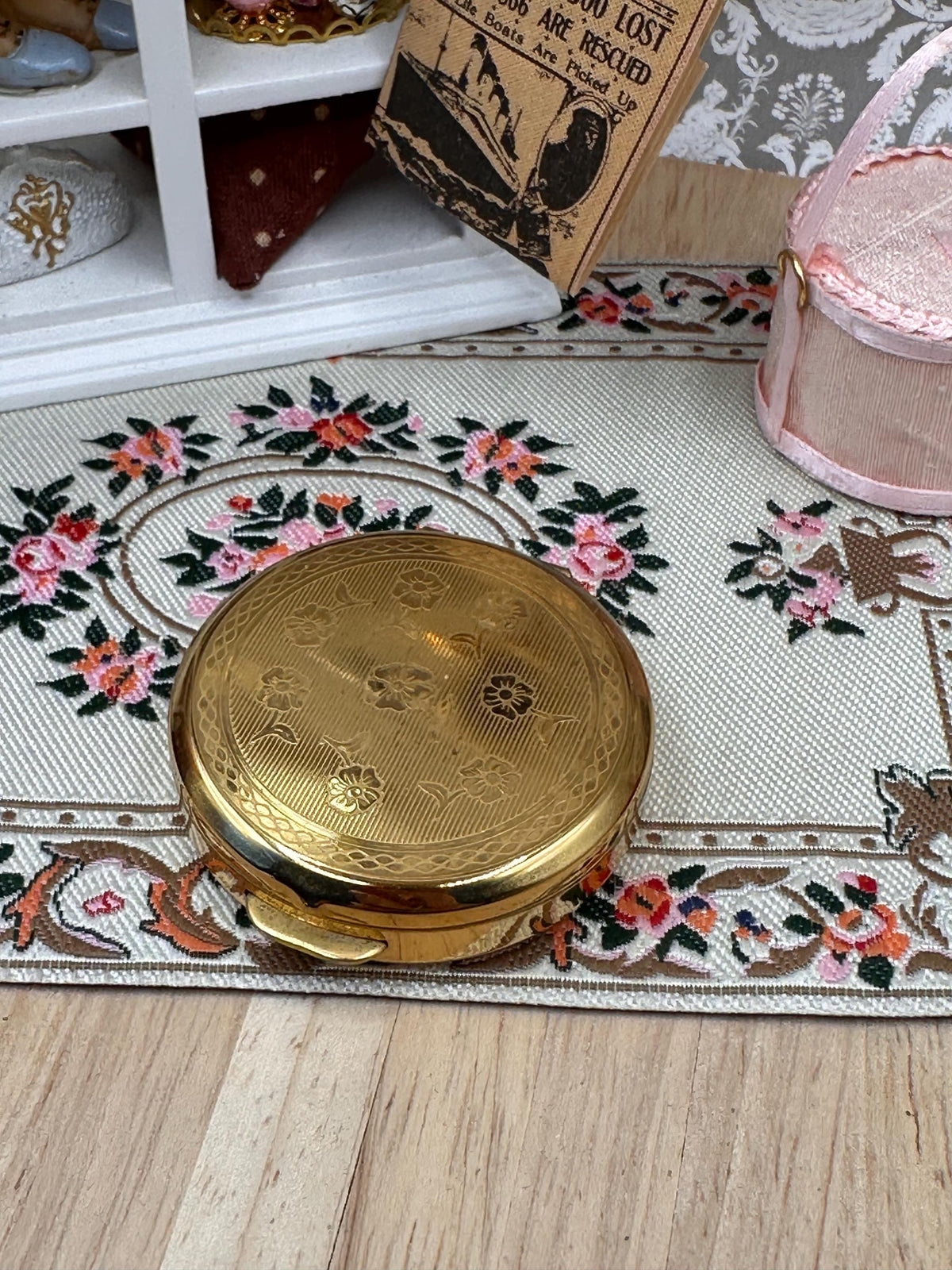 Vintage 1970s Stratton Engraved Floral Pill Box – Gold Tone 4cm