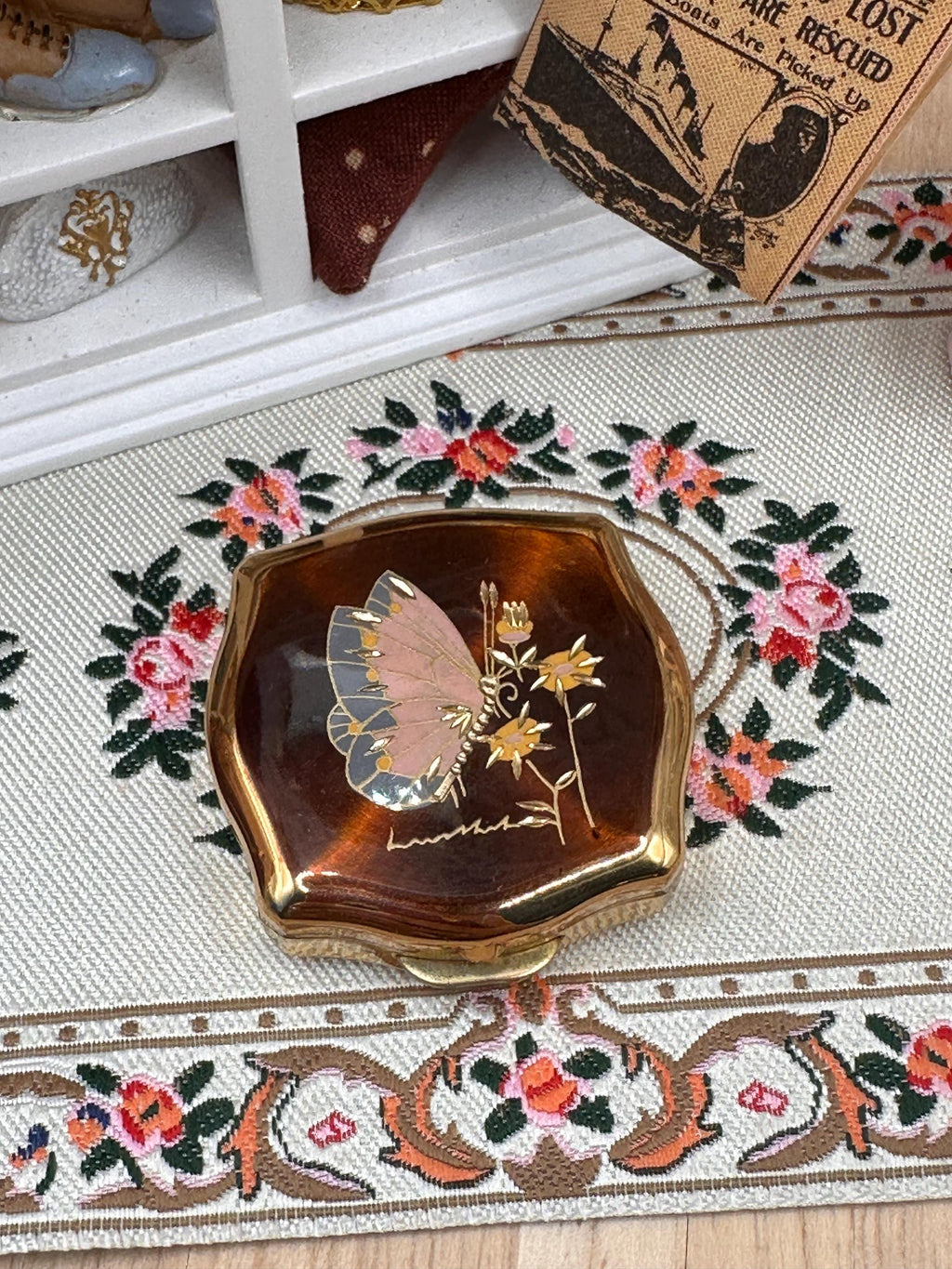 Vintage Stratton Butterfly and Flowers Pill Box – Gold Tone 4cm