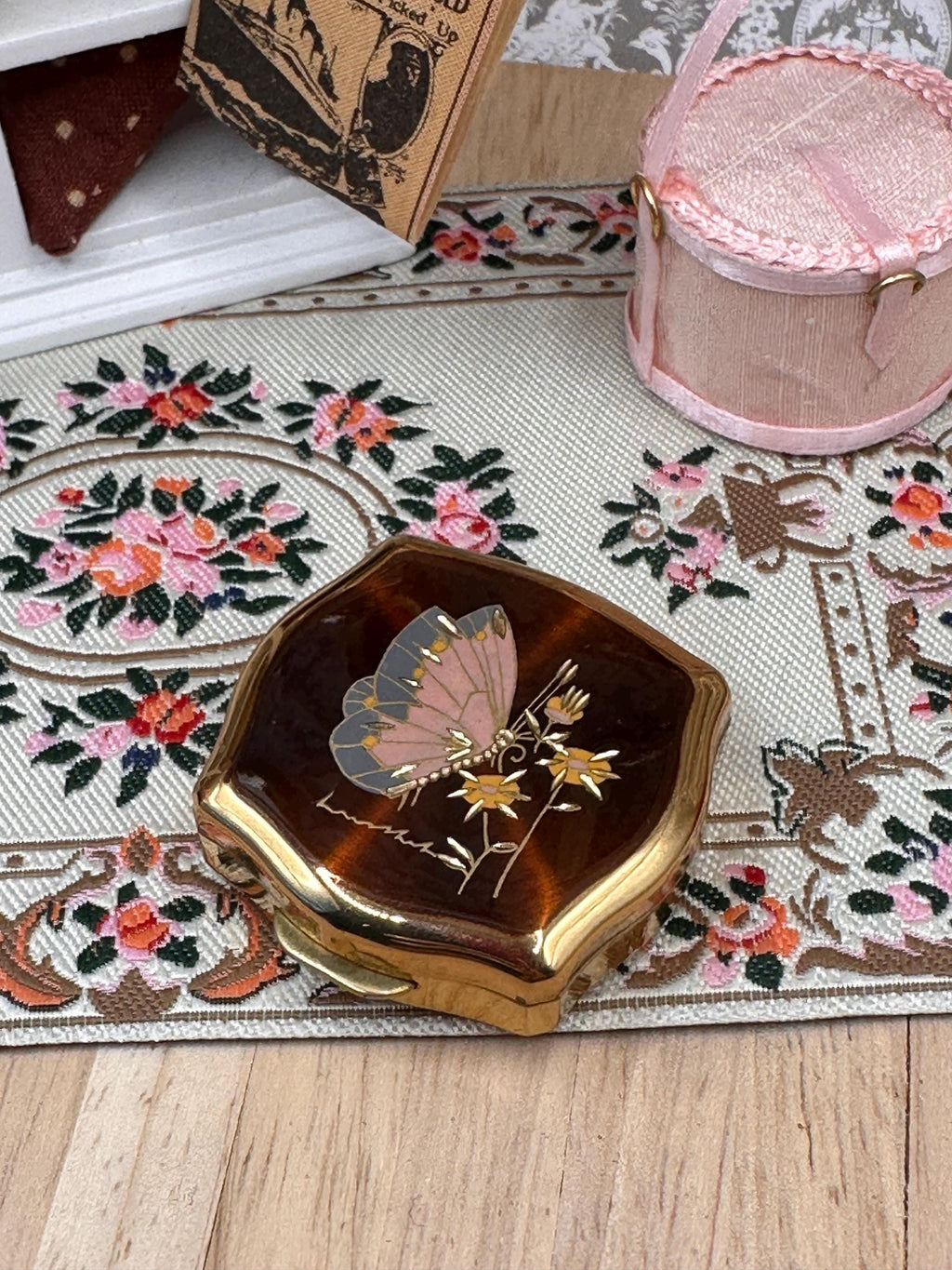 Vintage Stratton Butterfly and Flowers Pill Box – Gold Tone 4cm