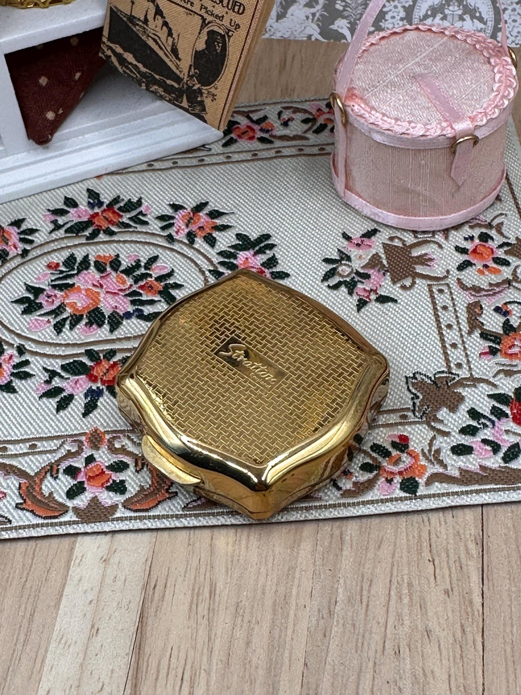 Vintage Stratton Butterfly and Flowers Pill Box – Gold Tone 4cm