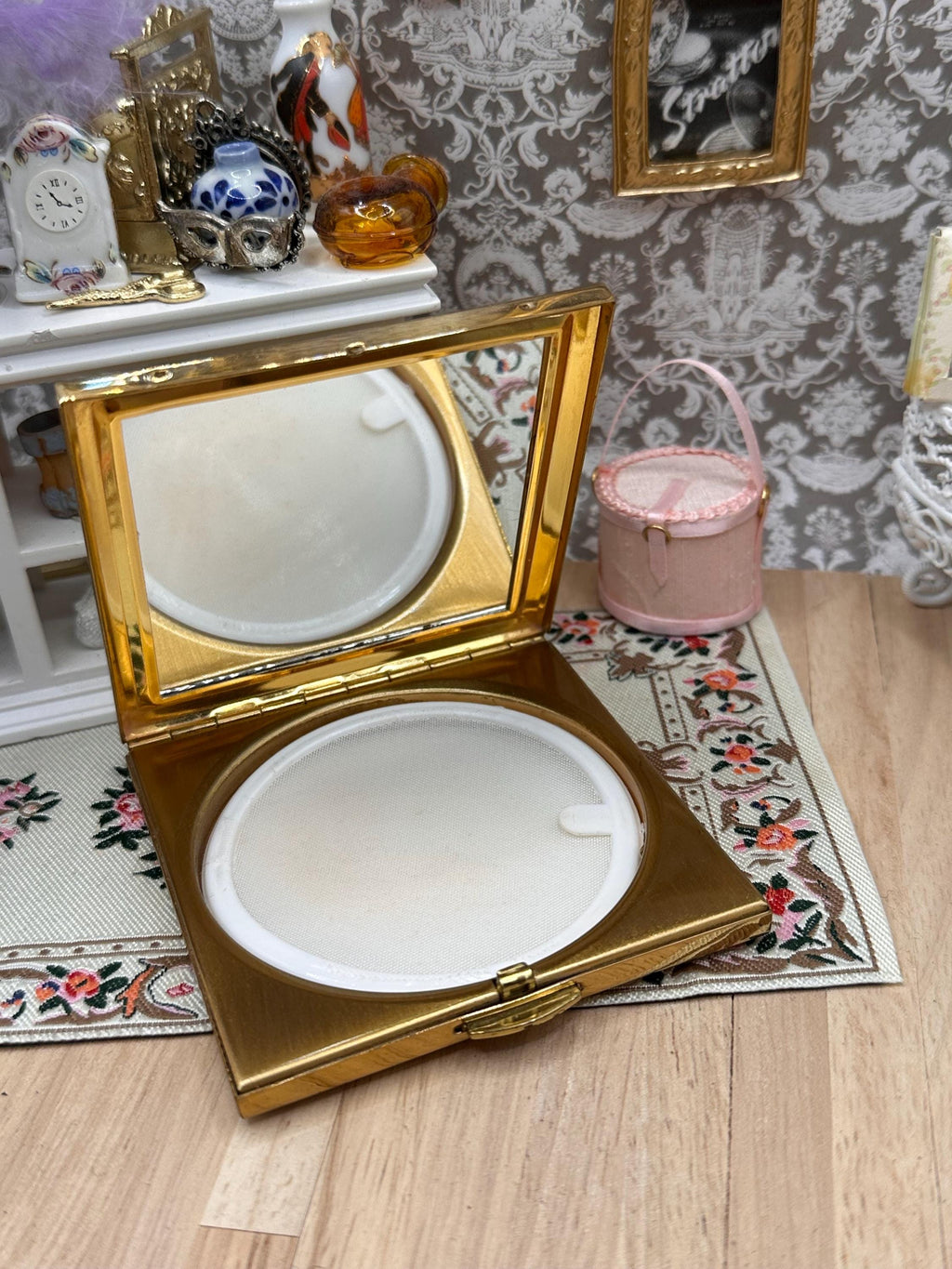Vintage 1950s Large Gold Tone Floral Powder Compact
