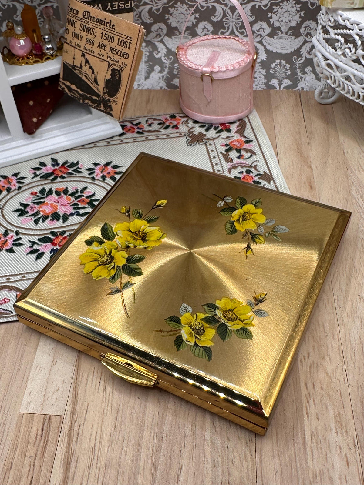 Vintage 1950s Large Gold Tone Floral Powder Compact