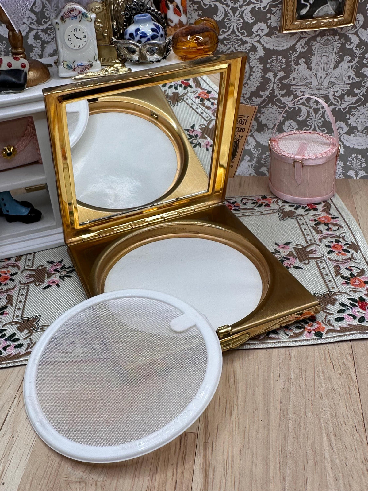 Vintage 1950s Large Gold Tone Floral Powder Compact