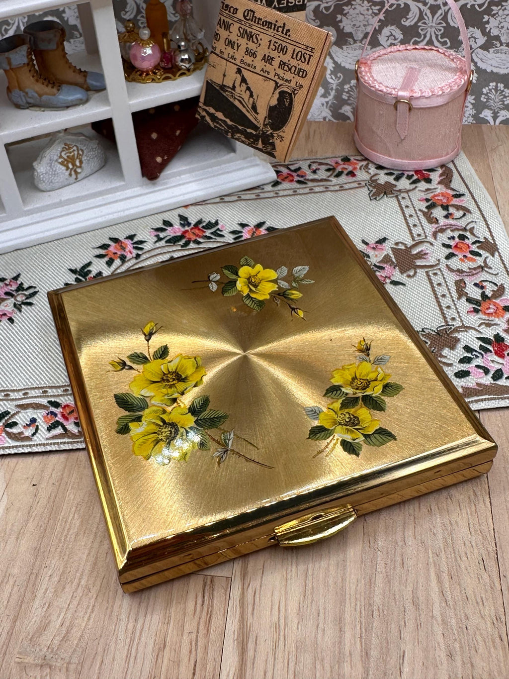 Vintage 1950s Large Gold Tone Floral Powder Compact
