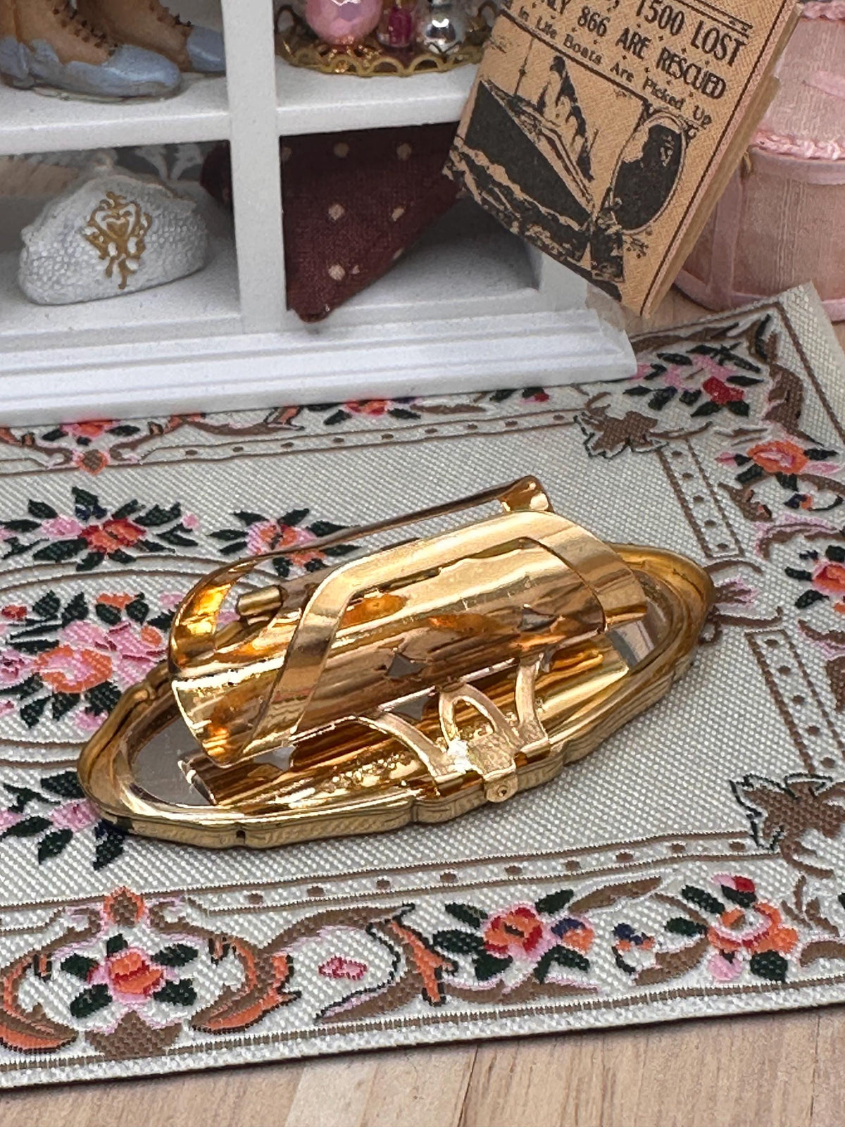 Vintage Stratton Lip-View Compact Mirror – Floral Enamel Gold Tone – 6cm