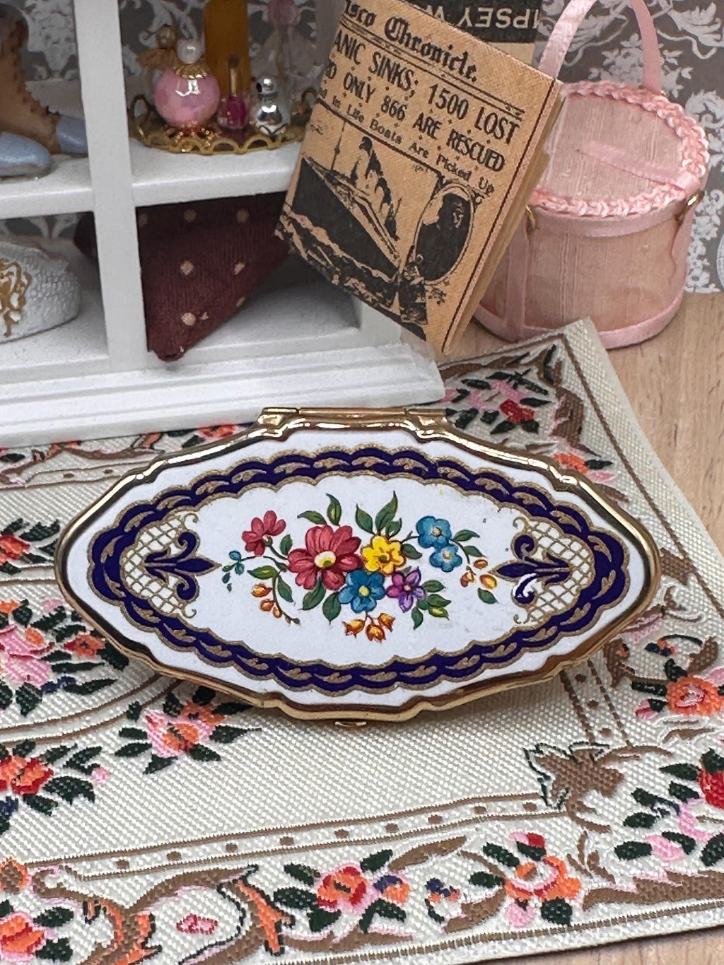 Vintage Stratton Lip-View Compact Mirror – Floral Enamel Gold Tone – 6cm