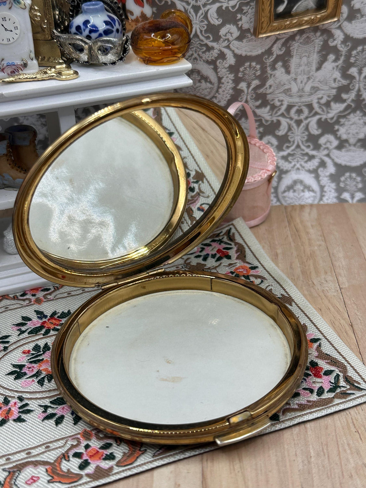 Vintage Stratton Powder Compact – Seaside Design – 7.5cm