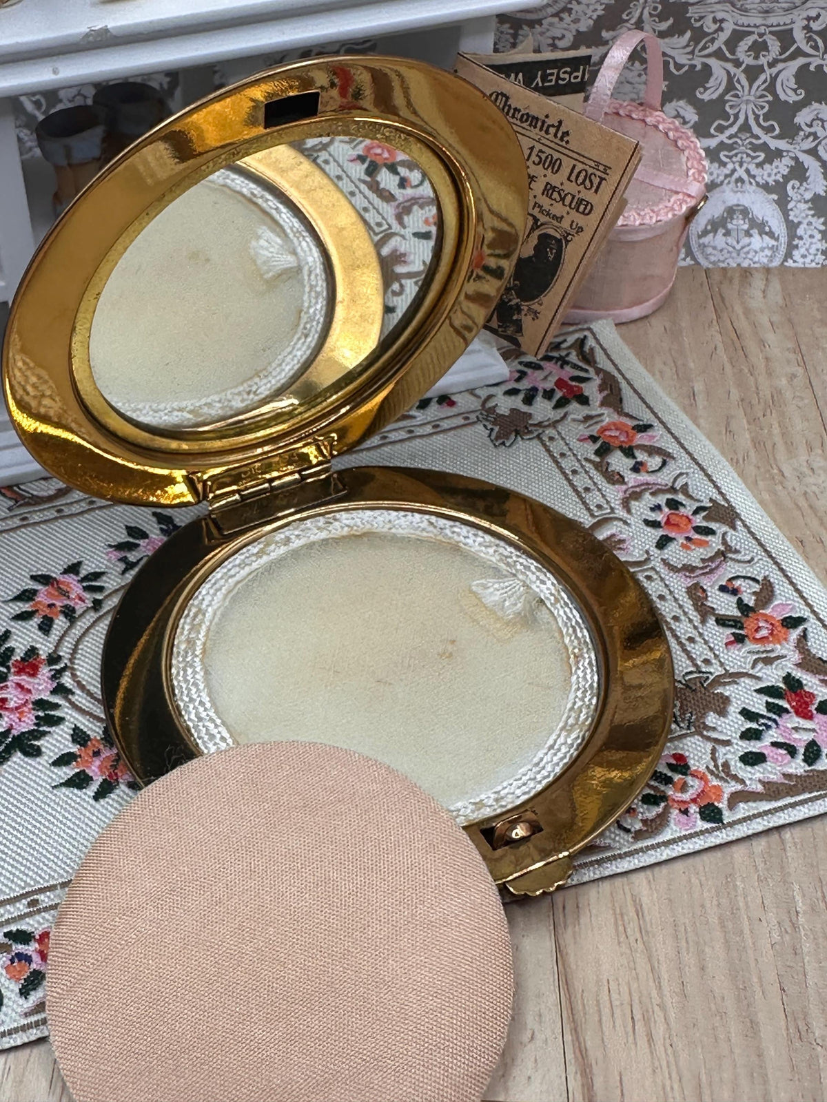 Vintage Gwenda Powder Compact – Silver & Gold Guilloché Design – 7.5cm