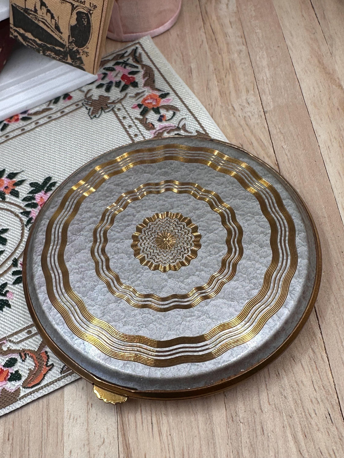 Vintage Gwenda Powder Compact – Silver & Gold Guilloché Design – 7.5cm